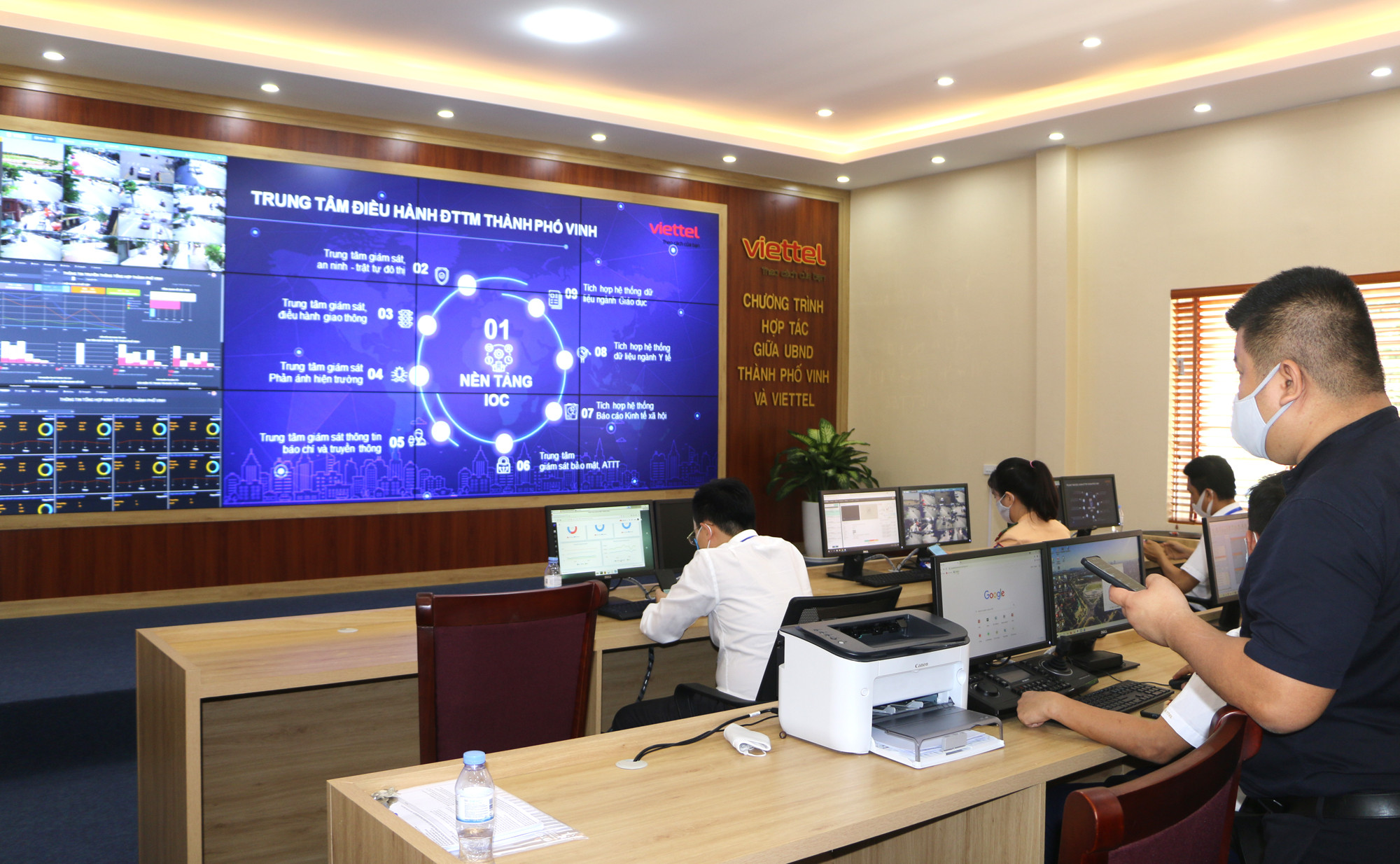 Cán bộ kỹ thuật giám sát chất lượng hình ảnh qua camera giao thông tại Trung tâm điều hành IOC thành phố Vinh. Ảnh Nguyễn Hải