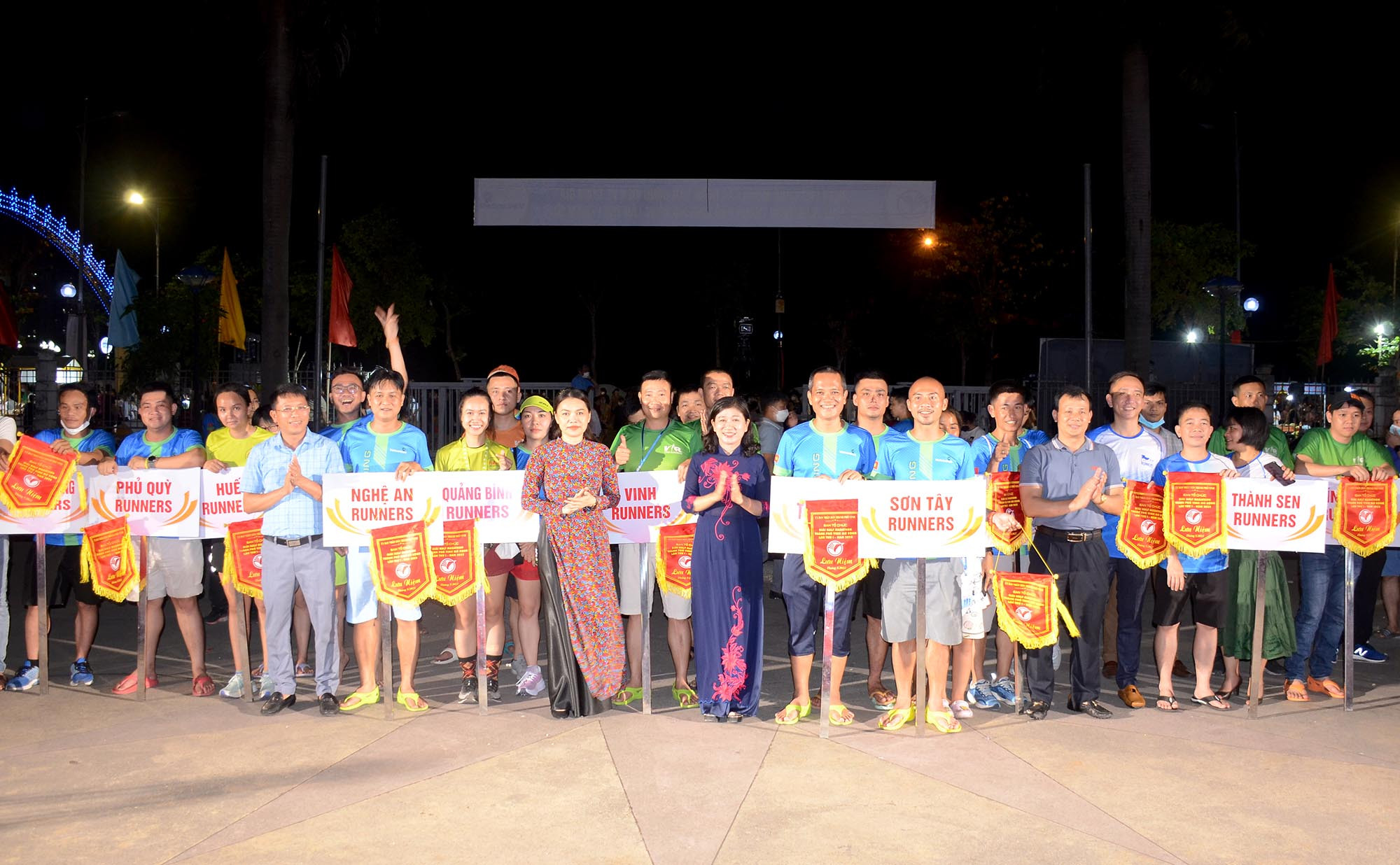 Lãnh đạo thành phố Vinh, Sở Văn hóa và Thể thao Nghệ An trao cờ lưu niệm cho 20 Câu lạc bộ về dự giải. Ảnh: Thành Chung