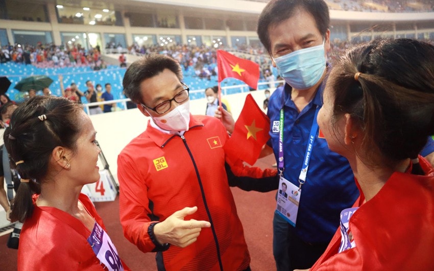 Phó thủ tướng - Trưởng ban chỉ đạo quốc gia SEA Games 31 Vũ Đức Đam thăm hỏi các VĐV sau đợt chạy chung kết 5.000 m nữ. ẢNH: QUÝ LƯỢNG