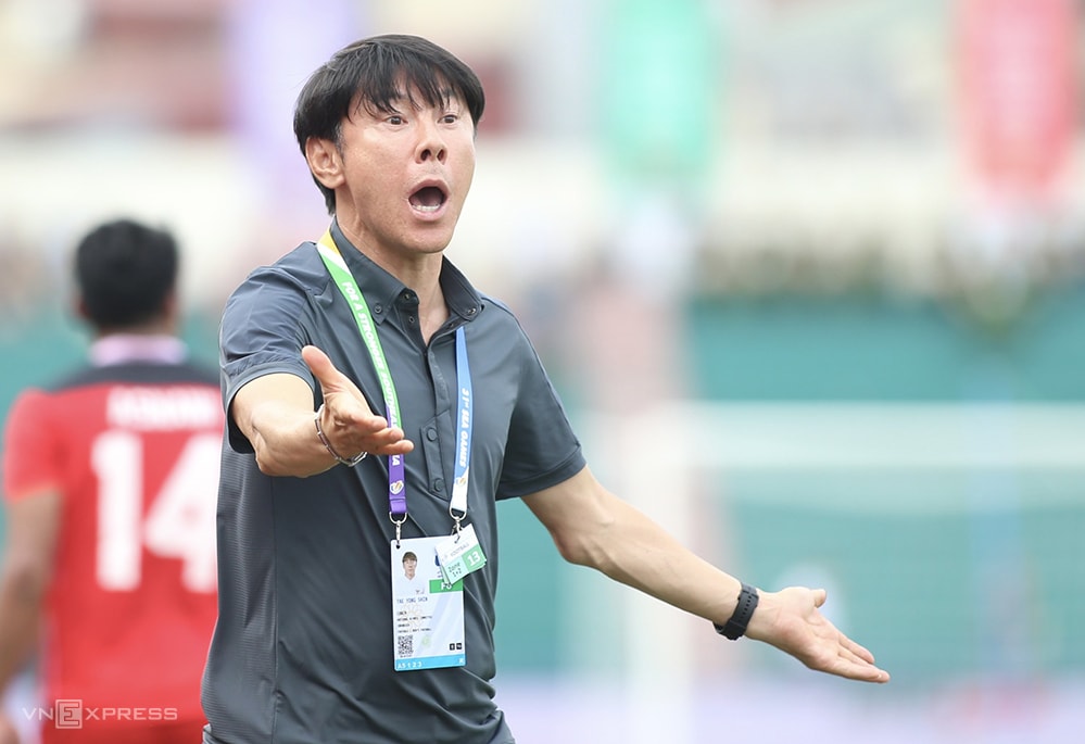 HLV Shin Tae-yong phản ứng trong trận thắng Philippines 4-0 trên sân Việt Trì ngày 13/5. Ảnh: Lâm Thỏa