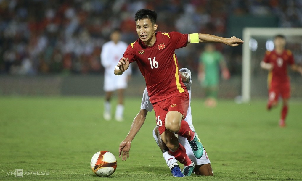 Hùng Dũng đi bóng trong trận thắng Myanmar trên sân Việt Trì tối 13/5. Ảnh: Lâm Thỏa