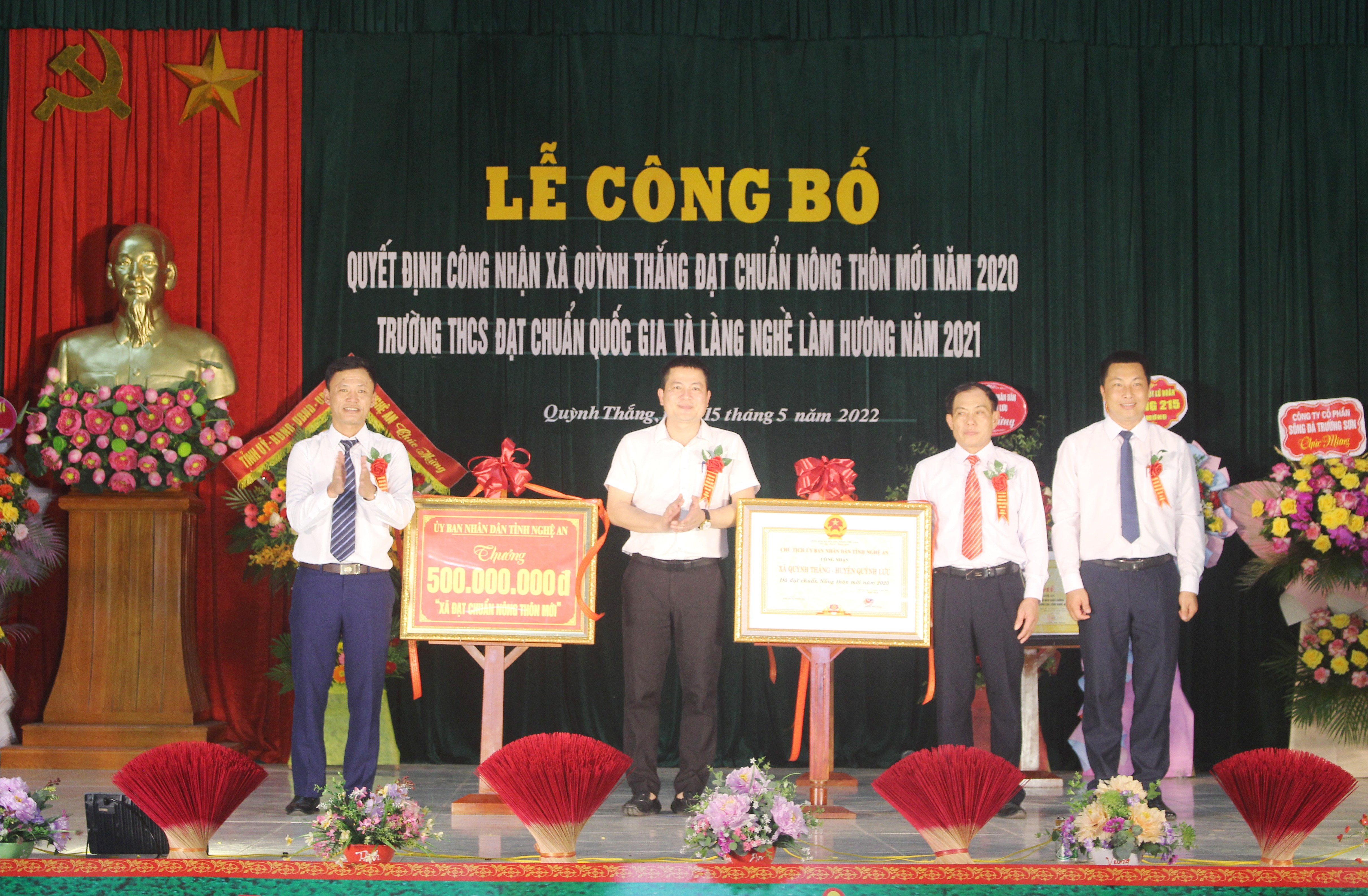 Trao Bằng công nhận xã đạt chuẩn Nông thôn mới và 500 triệu đồng cho xã Quỳnh Thắng. Ảnh: Việt Hùng