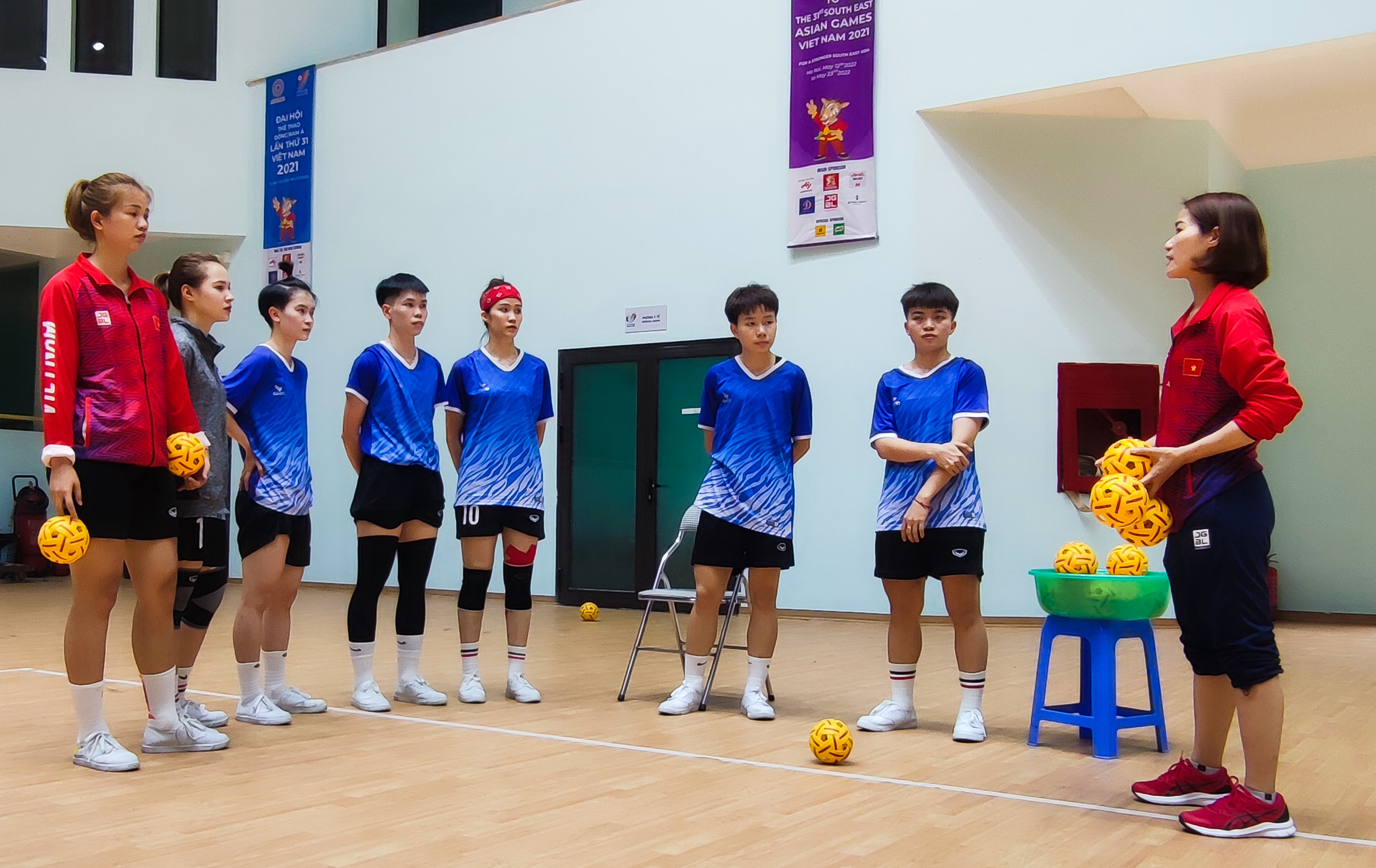 HLV Trần Thị Vui đang hoàn thiện cho các học trò những kỹ, chiến thuật cuối cùng trước khi bước vào tranh tài ở SEA Games 31. Ảnh: CTV