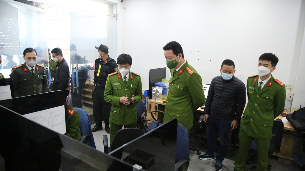 Công an tỉnh Nghệ An đồng loạt triển khai bắt, khám xét tại 51 đại lý của Tân Tín Đạt ở 28 tỉnh, thành trên cả nước. Ảnh tư liêụTrọng Đại.