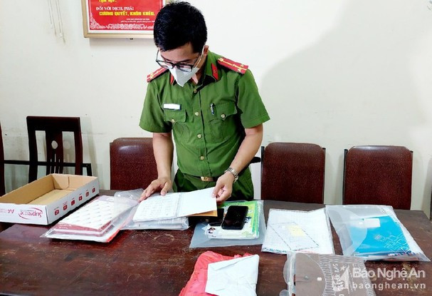 Cán bộ Công an huyện Diễn Châu kiểm tra tang vật thu giữ trong chuyên án liên quan đến tín dụng đen. Ảnh tư liệu Hồng Ngọc