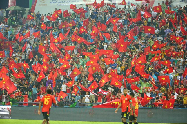 Khán đài rực đỏ trong ngày mưa gió không được chứng kiến một trận đấu tưng bừng của U23 Việt Nam. Ảnh: Trọng Tài