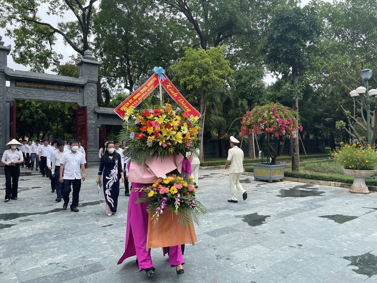 Ban Chấp hành Đảng bộ huyện Nghĩa Đàn dâng hoa tưởng niệm Chủ tịch Hồ Chí Minh tại Khu Di tích quốc gia đặc biệt Kim Liên. Ảnh: Minh Thái