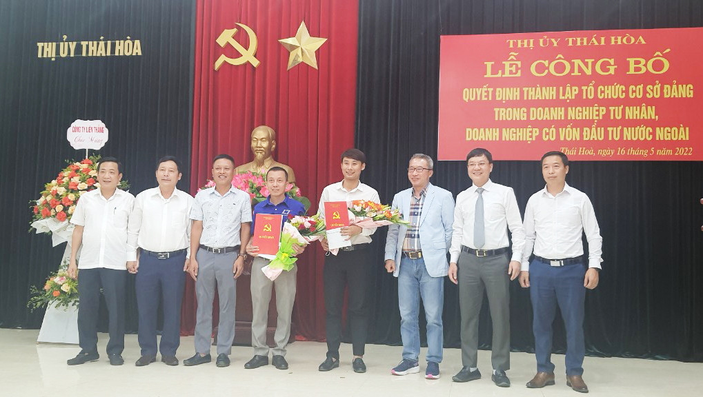 Các đồng chí lãnh đạo BTC Tỉnh ủy và Thị ủy Thái Hòa chúc mừng các chi bộ mới thành lập. Ảnh: Vũ Hồng Hào