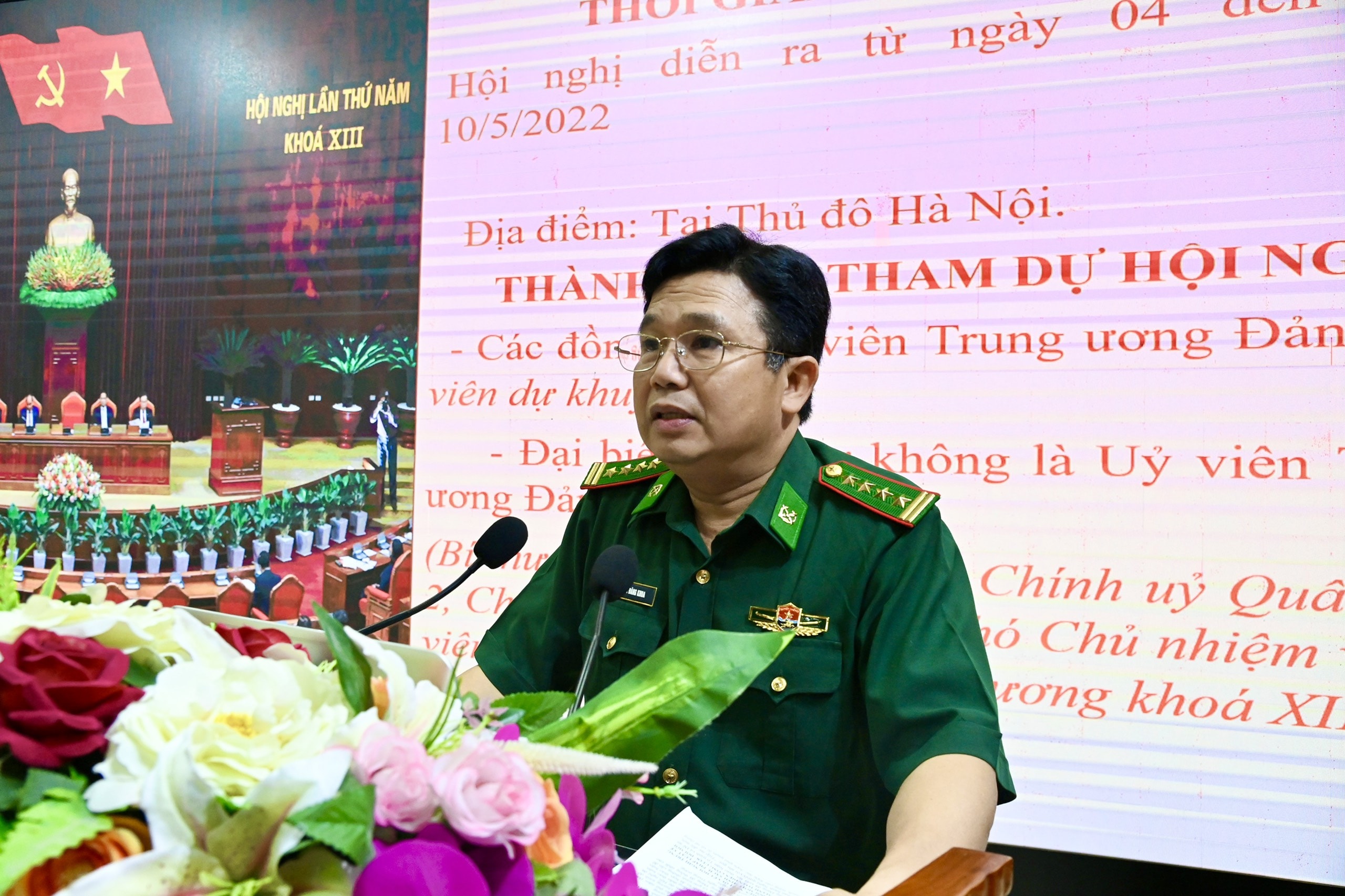 Đại tá Trần Đăng Khoa - Ủy viên Ban Thường vụ Đảng ủy, Phó Chính ủy BĐBP tỉnh trực tiếp thông báo kết quả Hội nghị Trung ương 5, khóa XIII.