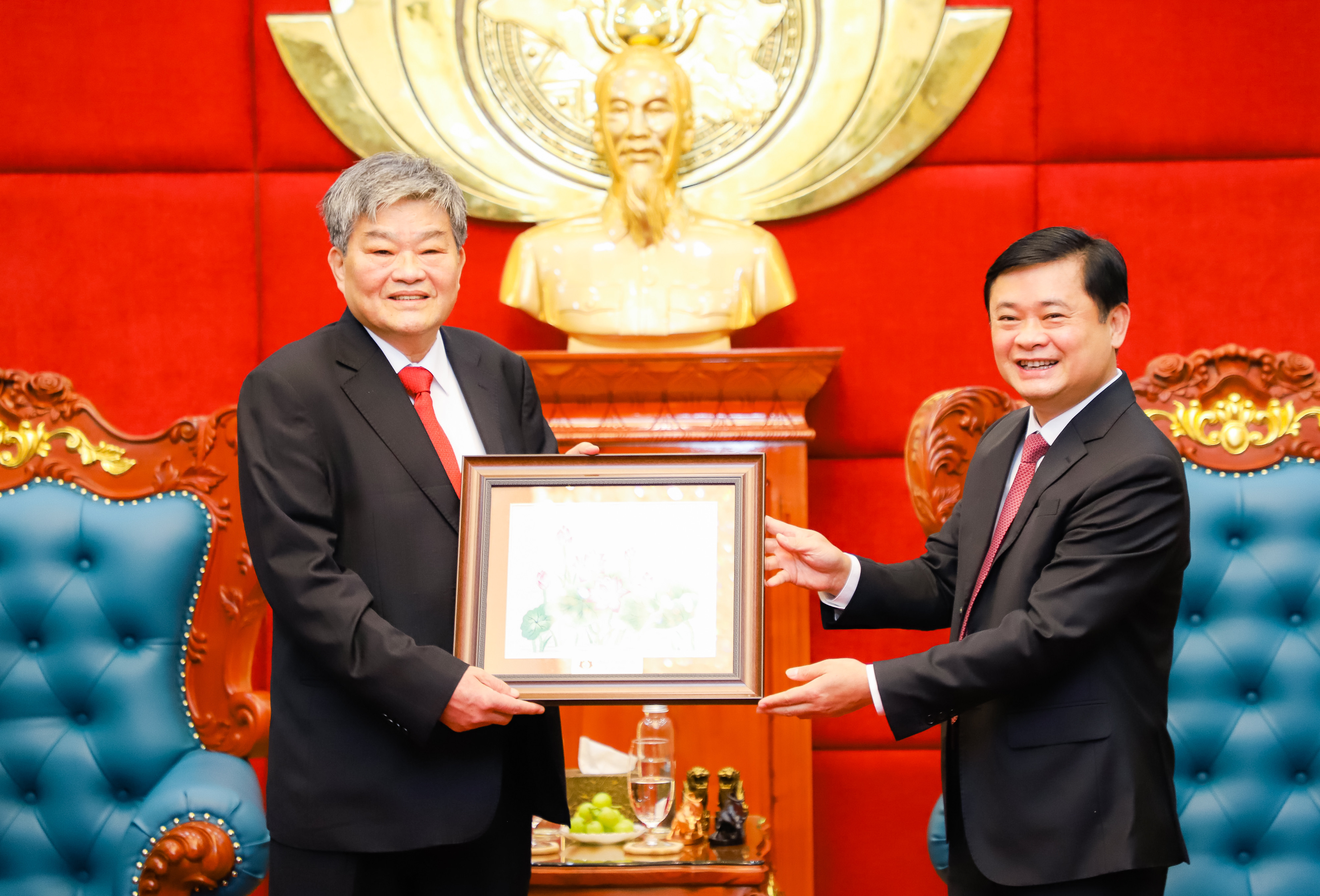 Đồng chí Thái Thanh Quý - Bí thư Tỉnh ủy, Trưởng Đoàn ĐBQH, Chủ tịch HĐND tỉnh tặng quà lưu niệm cho Ảnh: Phạm Bằng