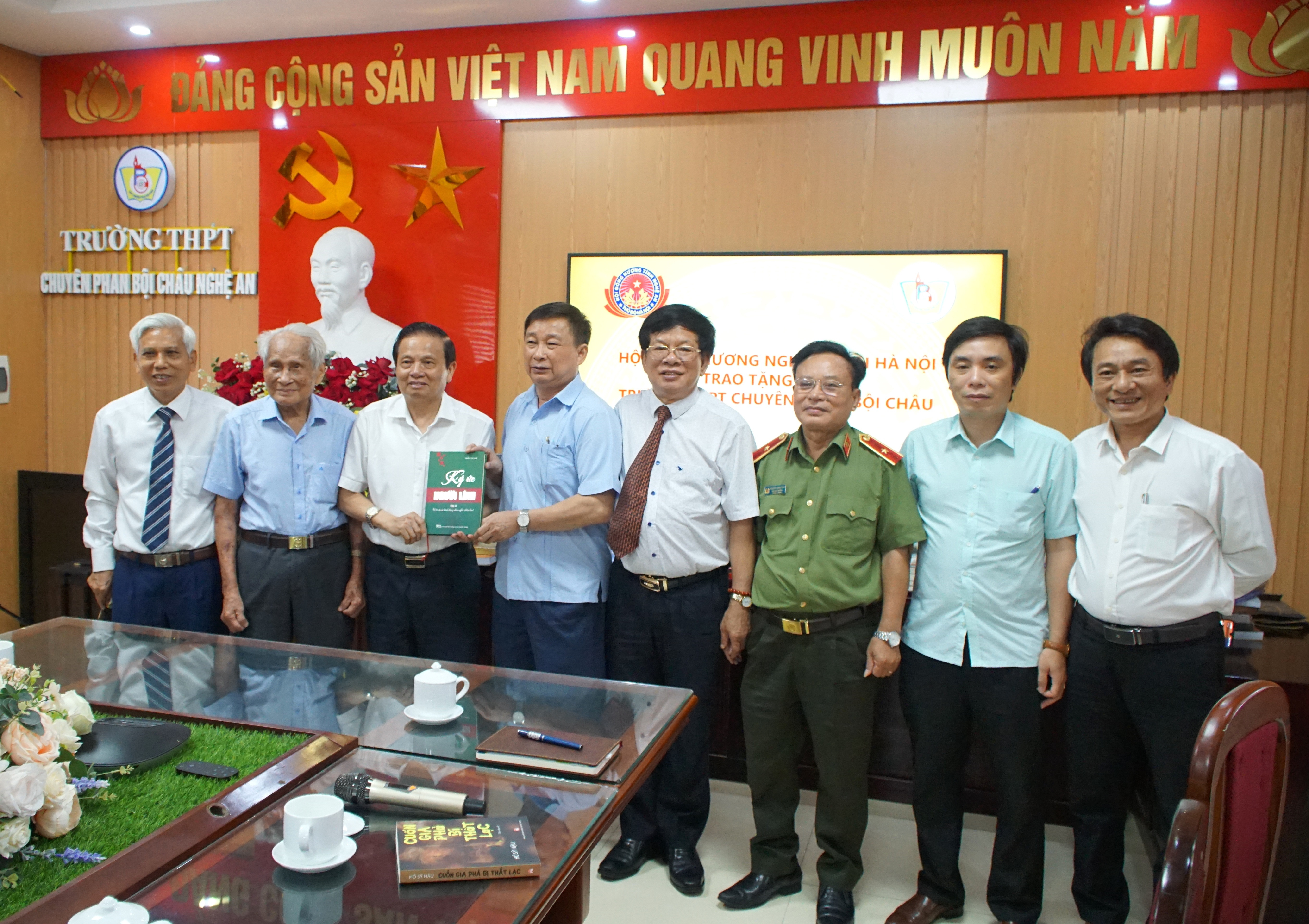 Hội Đồng hương Nghệ An tại Hà Nội trao sách cho Ban Giám hiệu Trường THPT chuyên Phan Bội Châu. Ảnh: Nguyễn Khang 