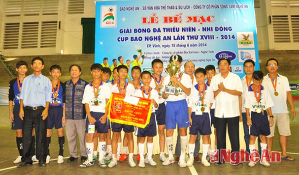 Đội TN Tp.Vinh vô địch Giải bóng đá TN-NĐ Cúp Báo Nghệ An năm 2014. Ảnh: Tư liệu