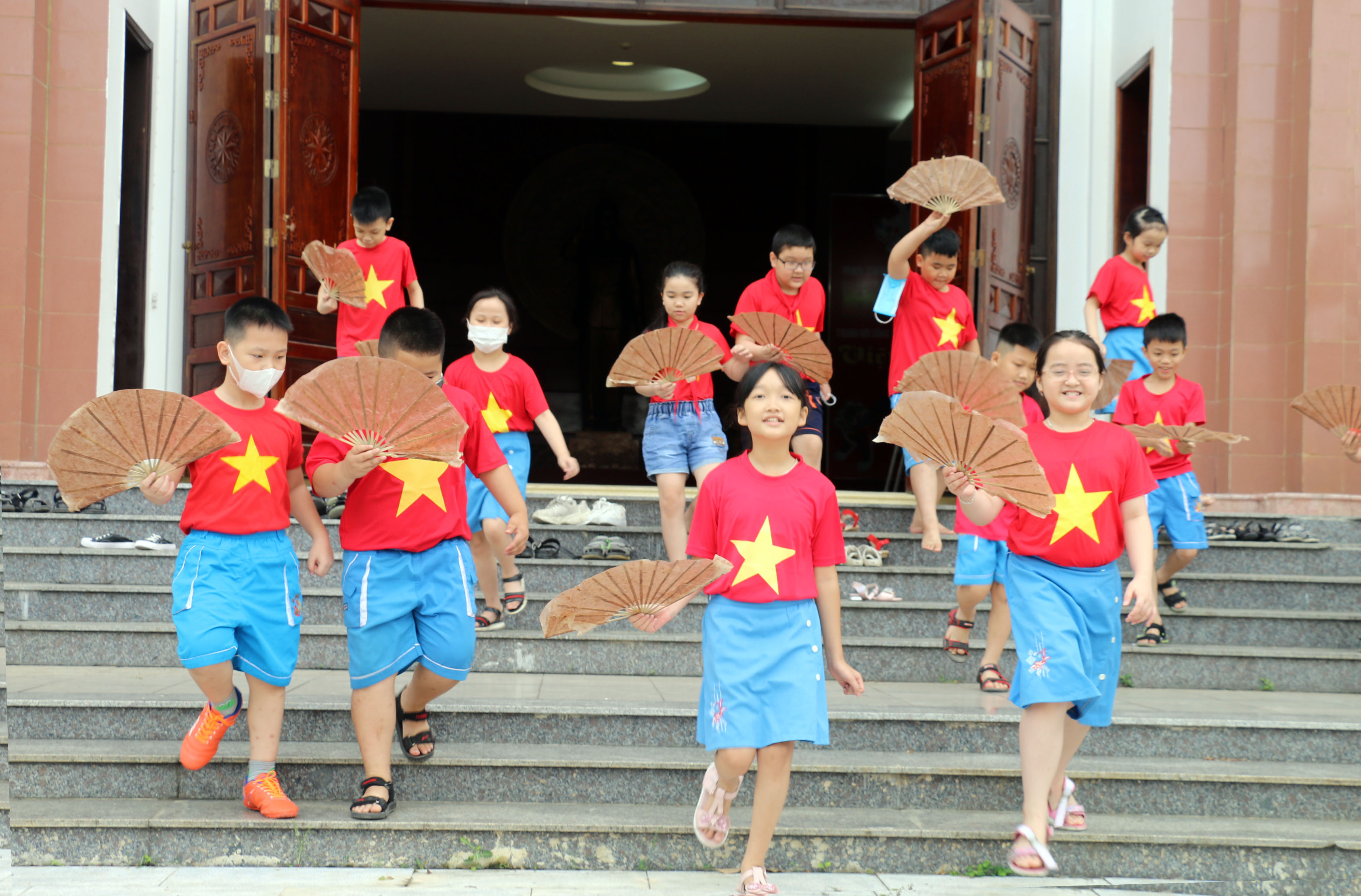 Niềm vui của học sinh Trường Tiểu học Quang Trung sau khi hoàn thành chiếc quạt giấy truyền thông. Ảnh: MH