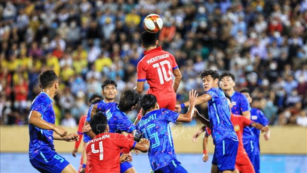 Thái Lan vất vả vượt qua Lào ở lượt trận cuối.