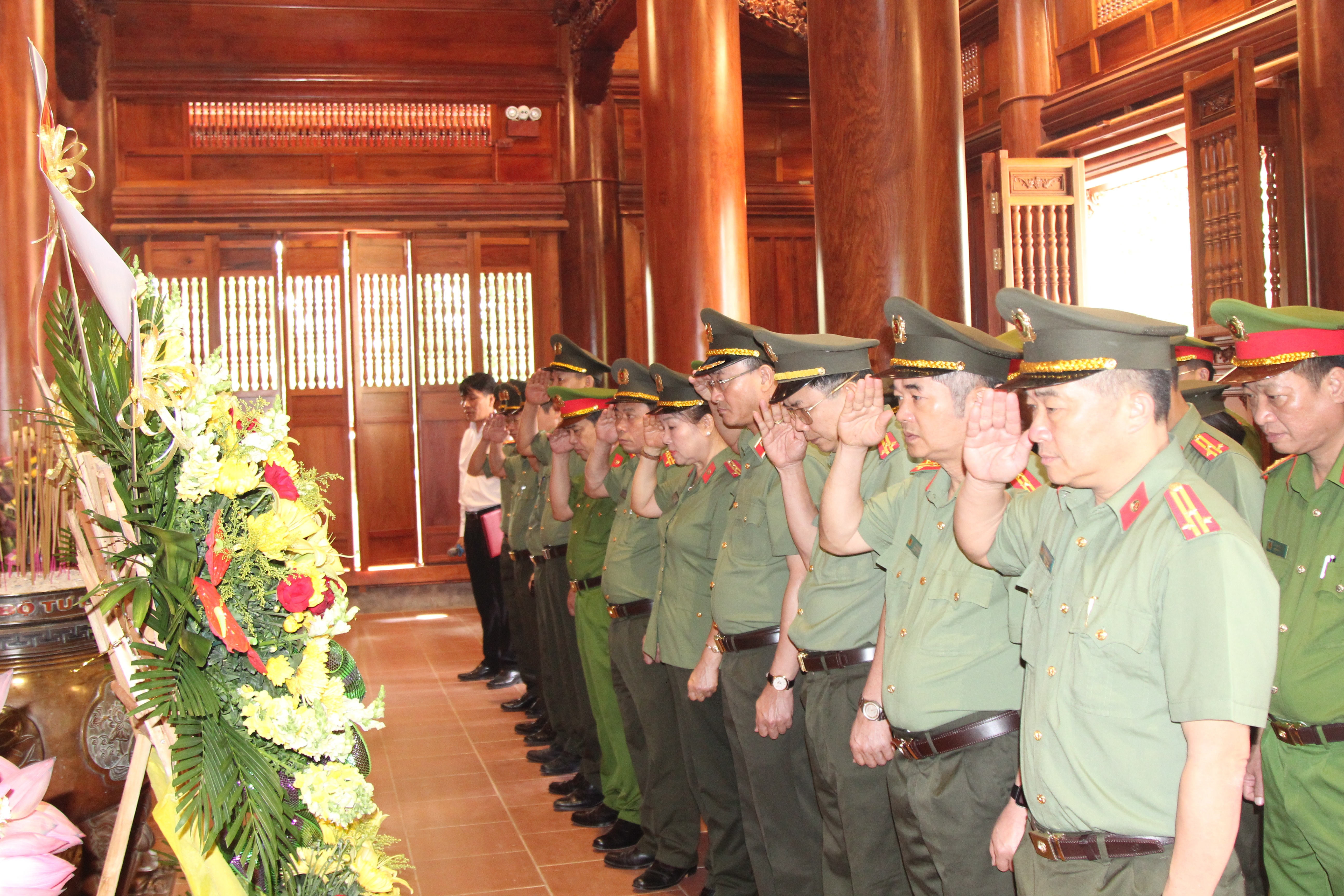 Các đại biểu tưởng niệm Chủ tịch Hồ Chí Minh