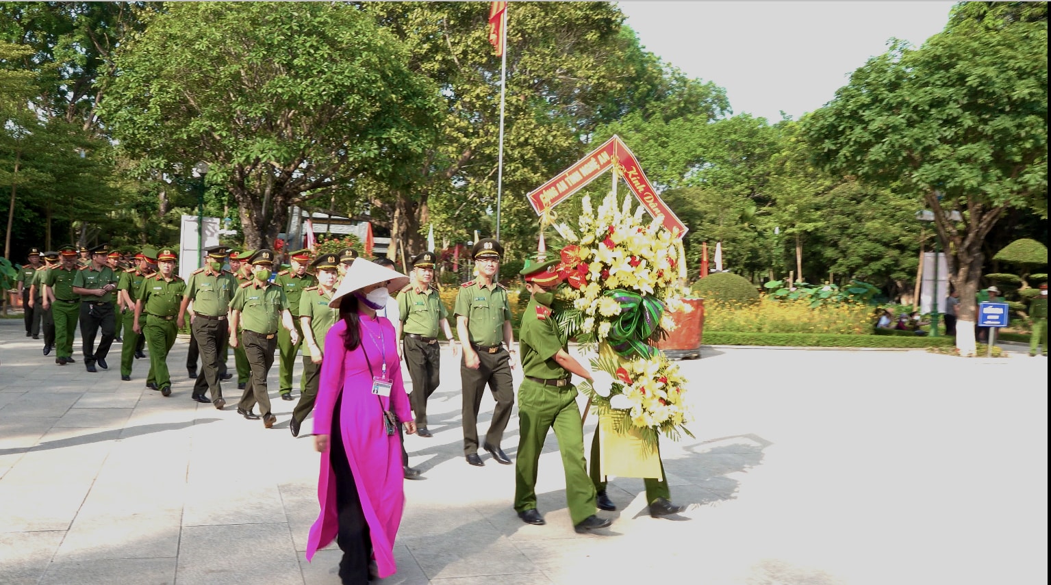 Công an tỉnh Nghệ An dâng lãng hoa tươi thắm tưởng niệmChủ tịch Hồ Chí Minh