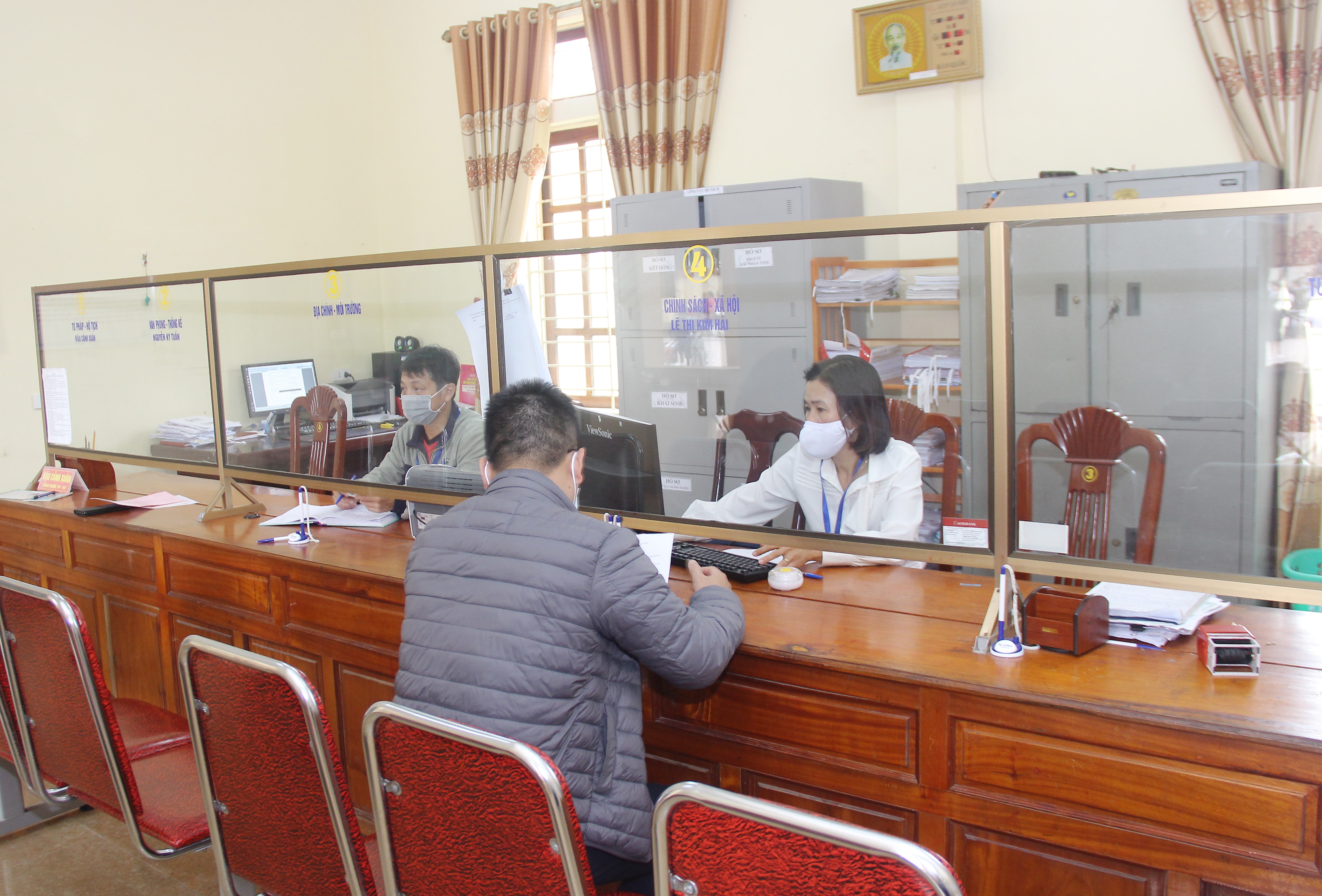 Ý thức phục vụ Nhân dân trong đội ngũ cán bộ, công chức các cấp ở huyện Nam Đàn được nâng cao hơn. Ảnh: Mai Hoa