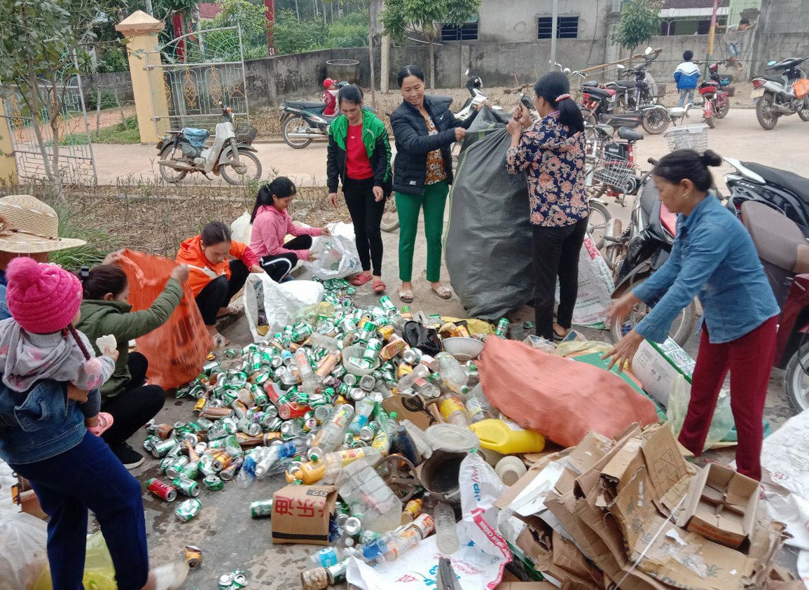 Phong trào “Biến phế liệu thành việc làm có ích” được phát triển sâu rộngh ở các cấp hội trên địa bàn tỉnh nhằm nguồn lưc hỗ trợ phụ nữ và trẻ em yếu thế 1.psd