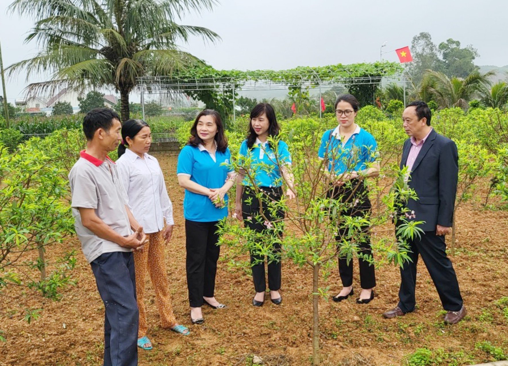 Lãnh đạo Hội LHPN tỉnh trao hỗ trọ sinh kế cho phụ nữ nghèo. Ảnh CTV