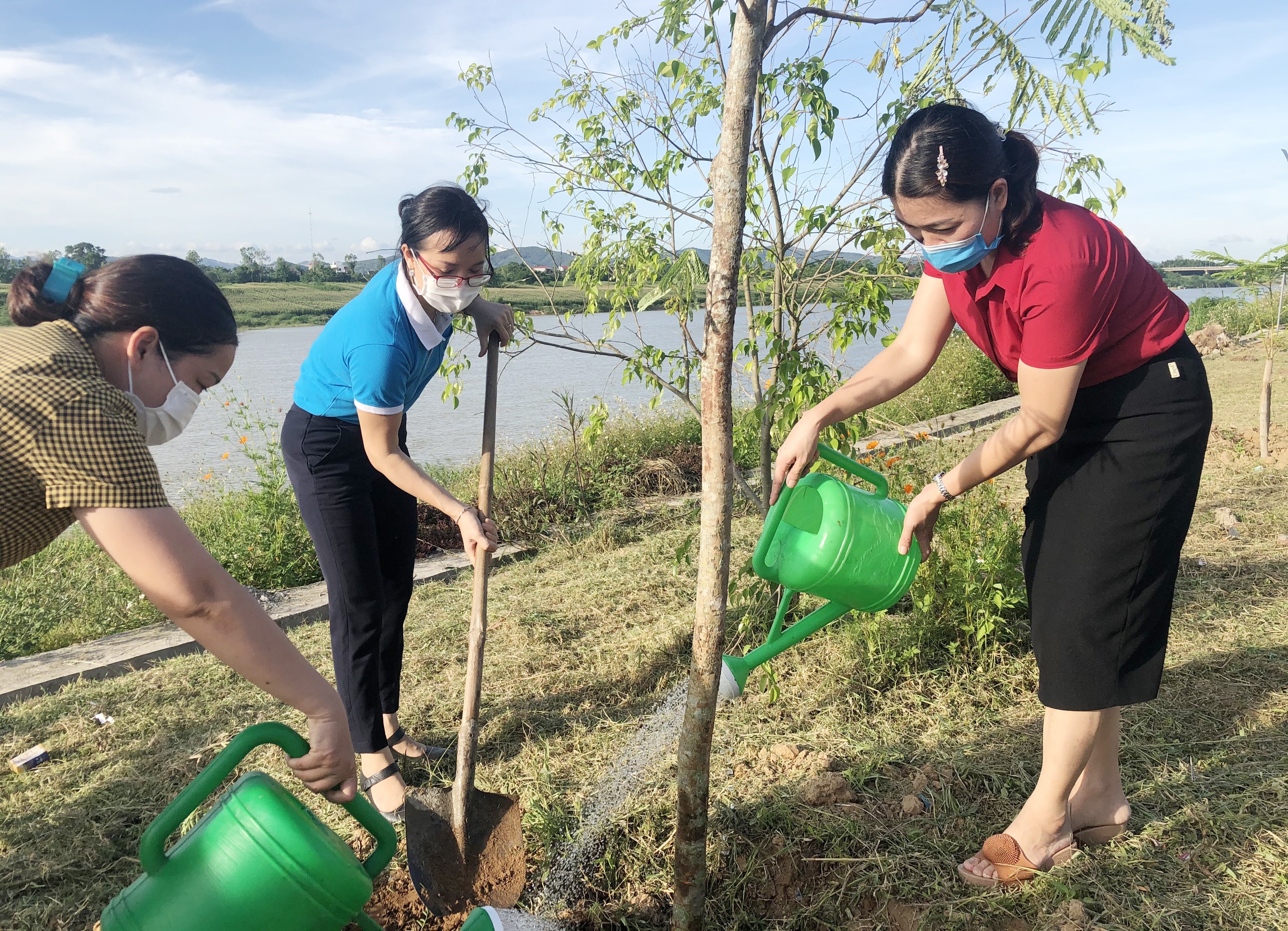 Hội Phụ nữ huyện Đô Lương đảm nhận công trình, phần việc đường hoa, trồng cây xanh trong phong trào xây dựng NTM ở địa phương. Ảnh: Mai Hoa