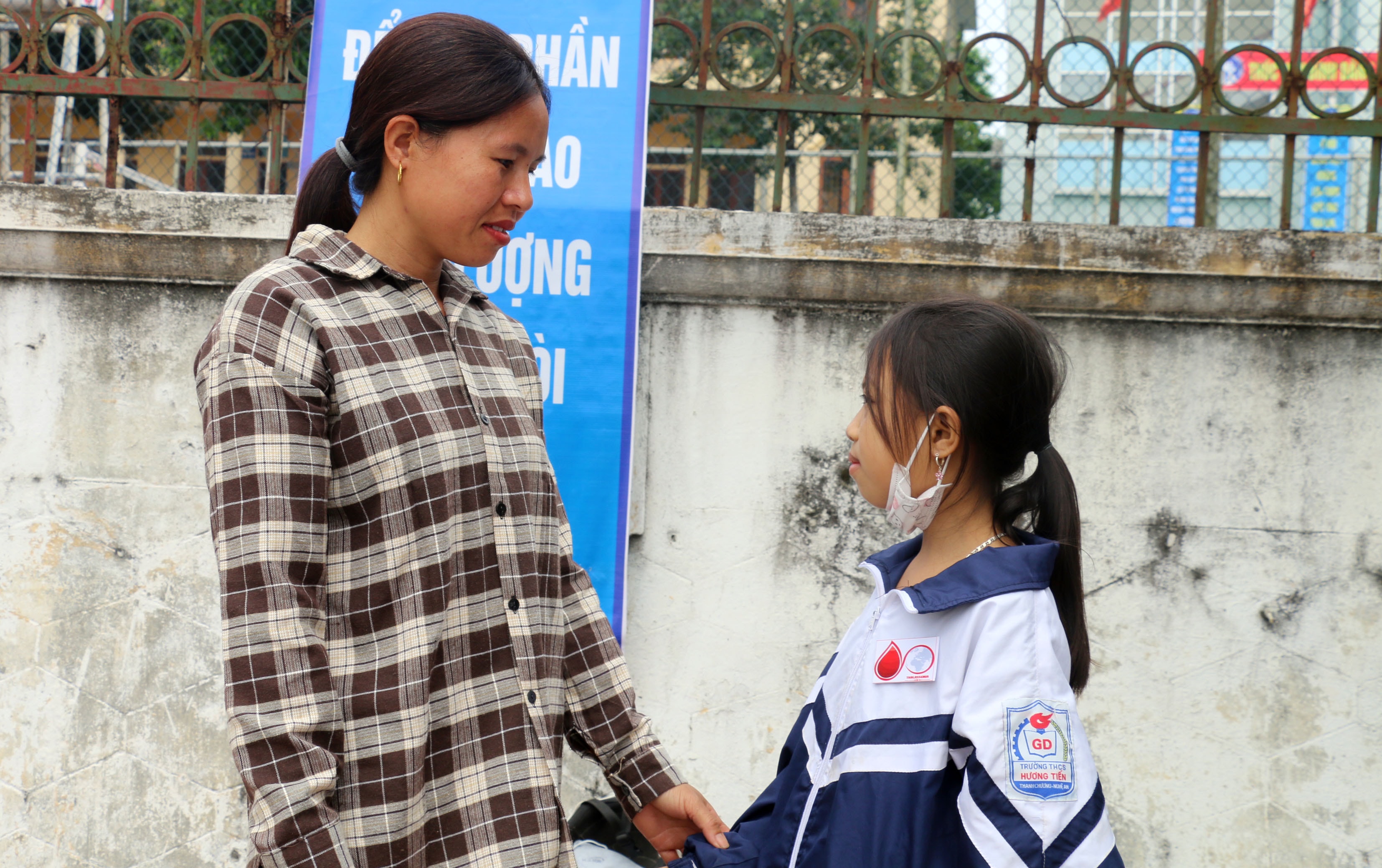 Hai mẹ con chị Ngân Thị Tiên. Ảnh - MH