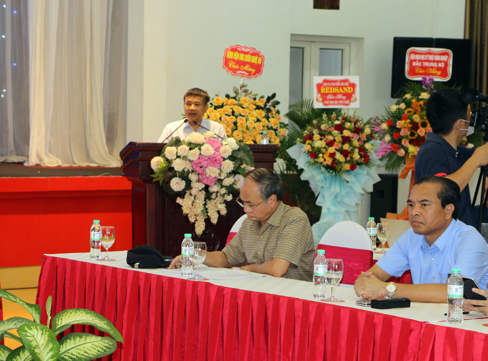 Đại diện VNPT Nghệ An phát biểu tham luận dưới góc độ là nhà cung cấp dịch vụ công trực tuyến quốc gia là cơ sở để chuyển đổi số. Ảnh Nguyễn Hải
