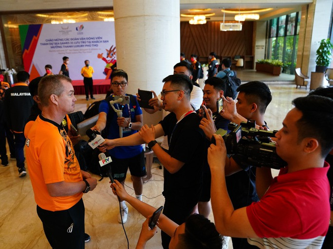 HLV Brad Maloney trả lời báo chí sau khi cùng U23 Malaysia đến Việt Trì, Phú Thọ