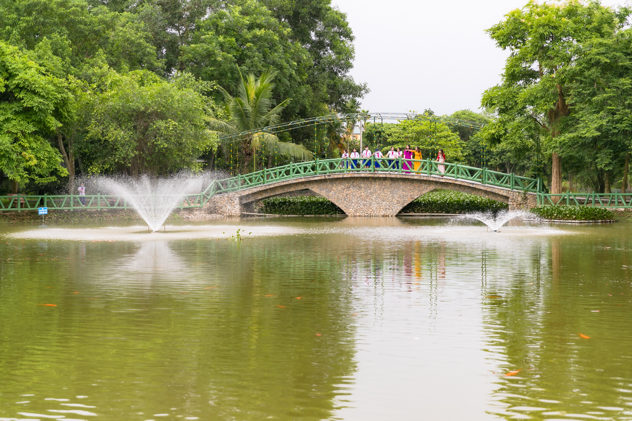 Về với Khu di tích Kim Liên mọi người còn được hòa mình vào với thiên nhiên trong lành, thơ mộng. Để đáp ứng nhu cầu của khách tham quan, năm 2019, Khu di tích Kim Liên đã tu bổ, tôn tạo lại ao cá tại tuyến ra quê nội. Đây là không gian mang lại cảm giác thư thái cho mọi người khi về với quê Bác. Ảnh: Đức Anh.