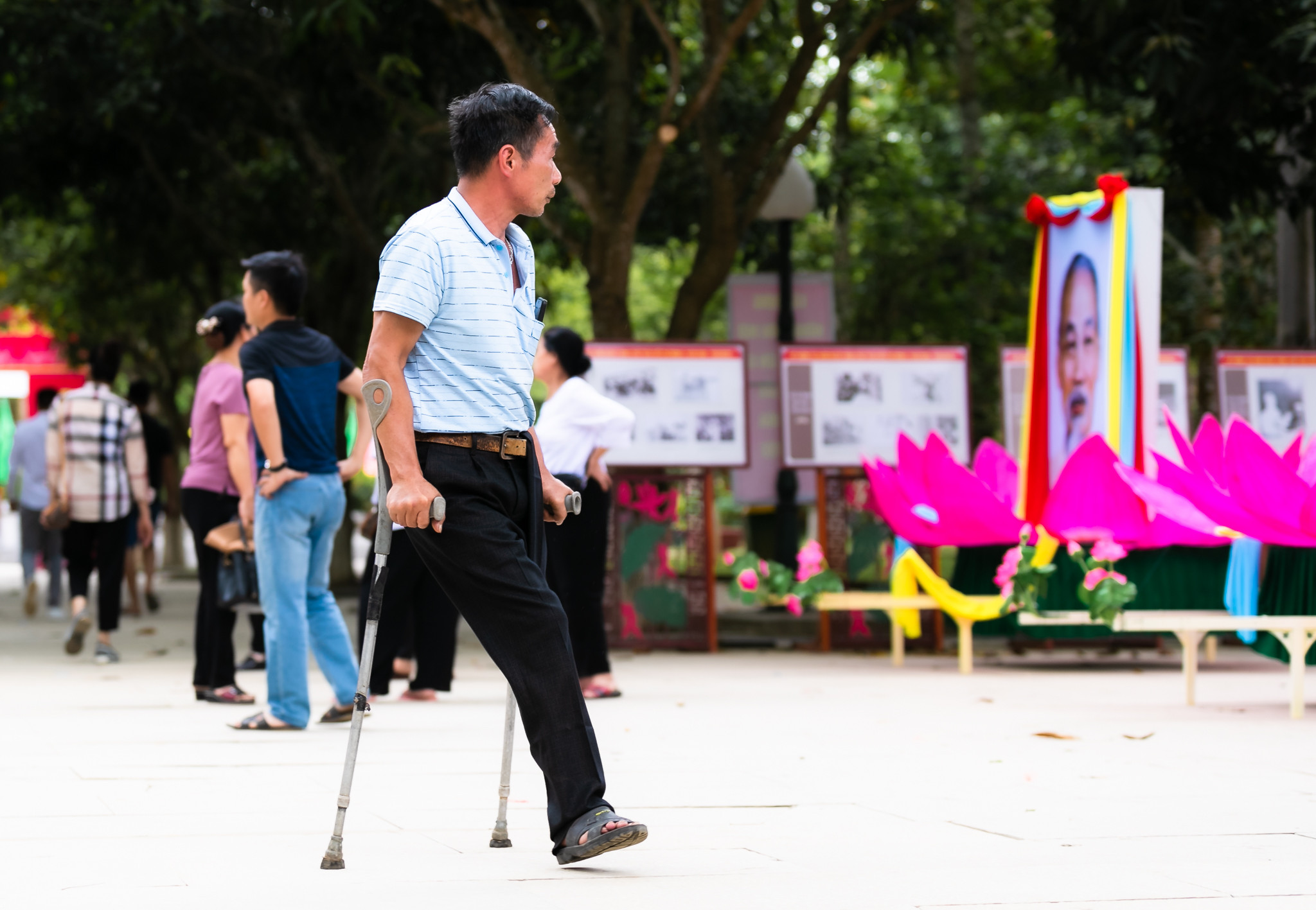 Cựu chiến binh Nguyễn Đình Thạch (Chương Mỹ, Hà Nội) lần đầu tiên về thăm quê Bác, xúc động trước những hình ảnh, kỷ vật nơi mảnh đất sinh ra vị cha già dân tộc. Ảnh: Đức Anh