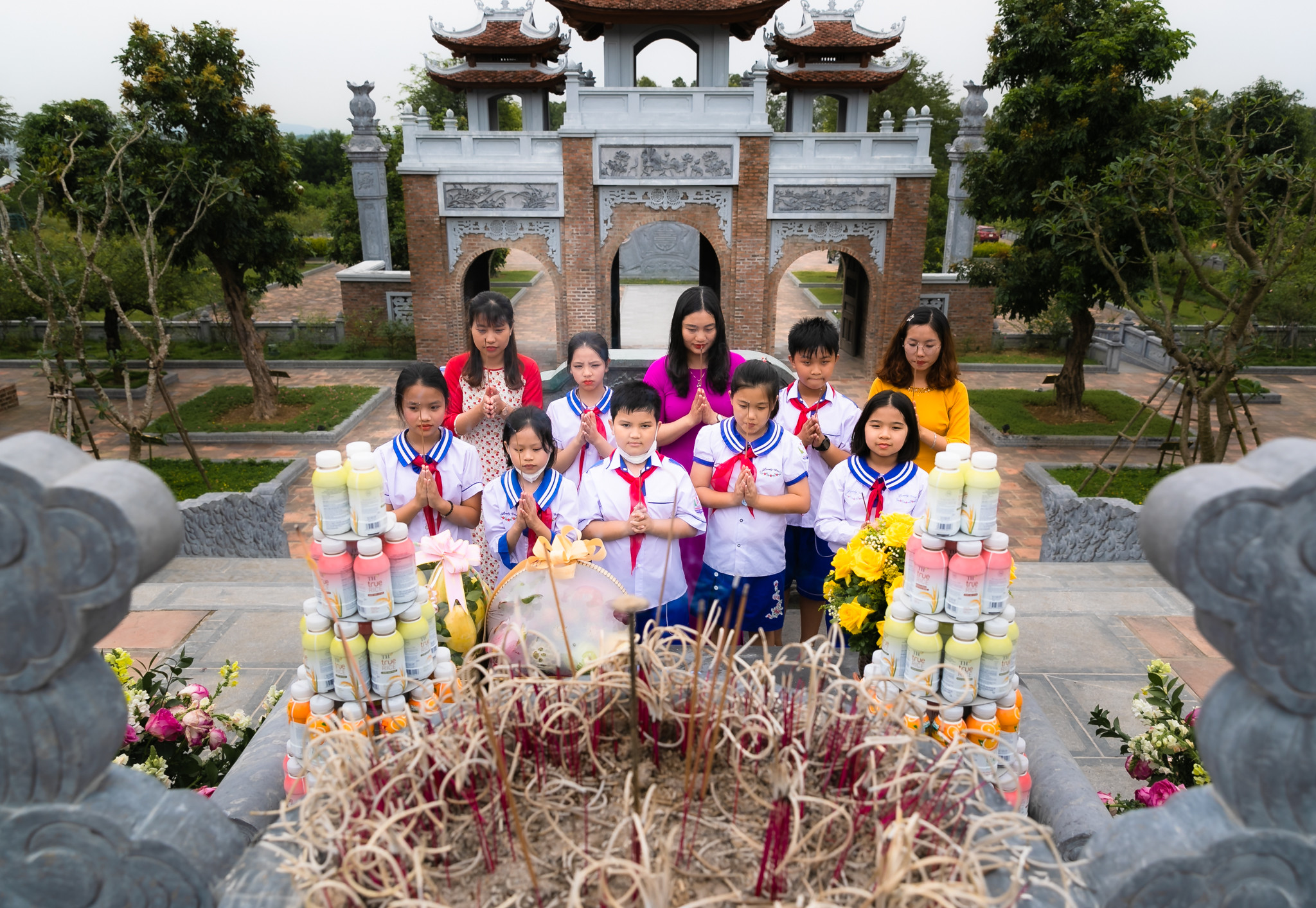 Các giáo viên và học sinh dâng hương tại đền Chung Sơn. Ảnh: Đức Anh