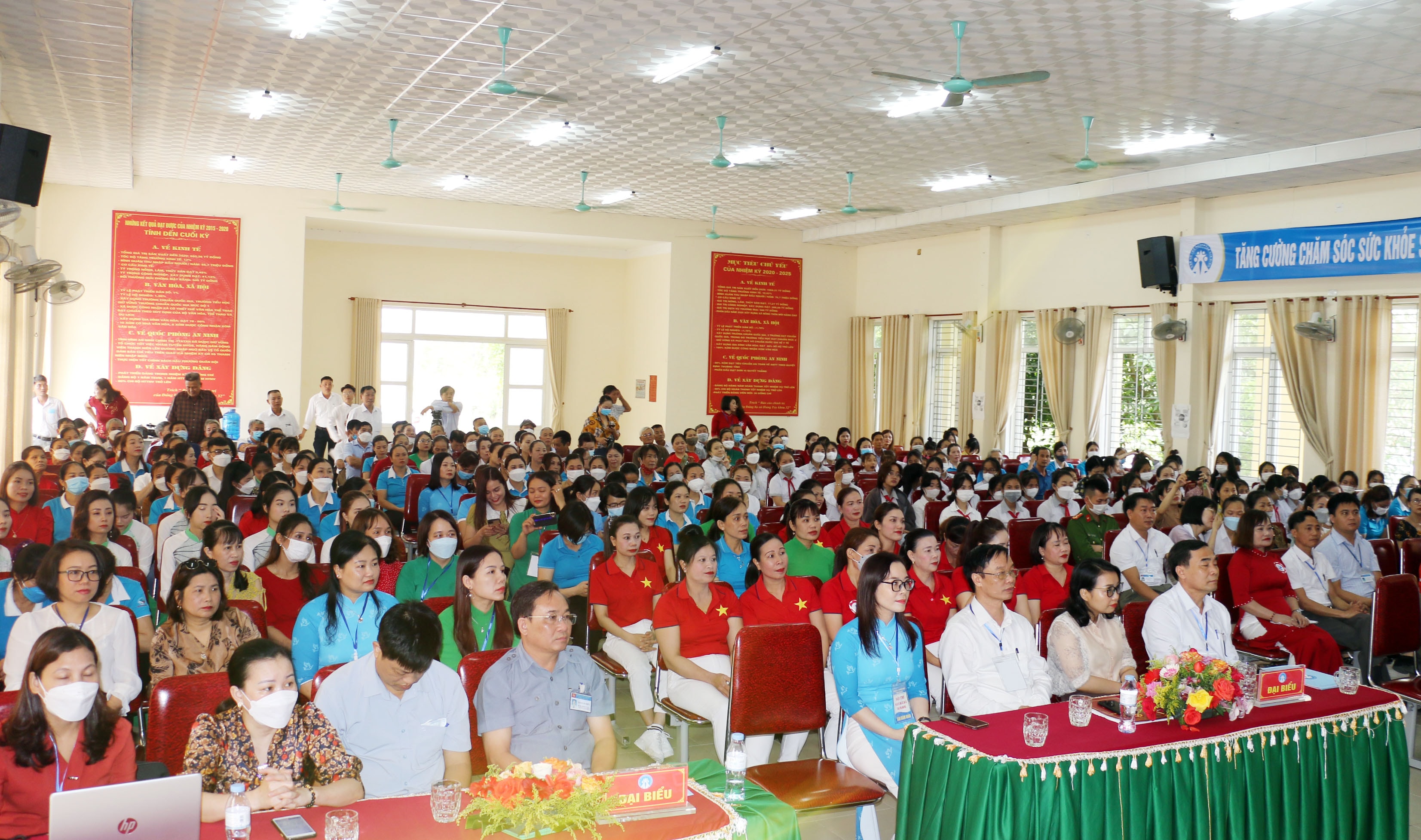 Các đại biểu tham dự hội thi. Cùng dự có đồng chí Nguyễn Bá Tân - Chi cục trưởng Chi cục Dân số/KHHGĐ, Nguyễn Thị Thơm - Ủy viên Ban chấp hành Đảng bộ tỉnh - Bí thư huyện ủy Hưng Nguyên. Ảnh: MH