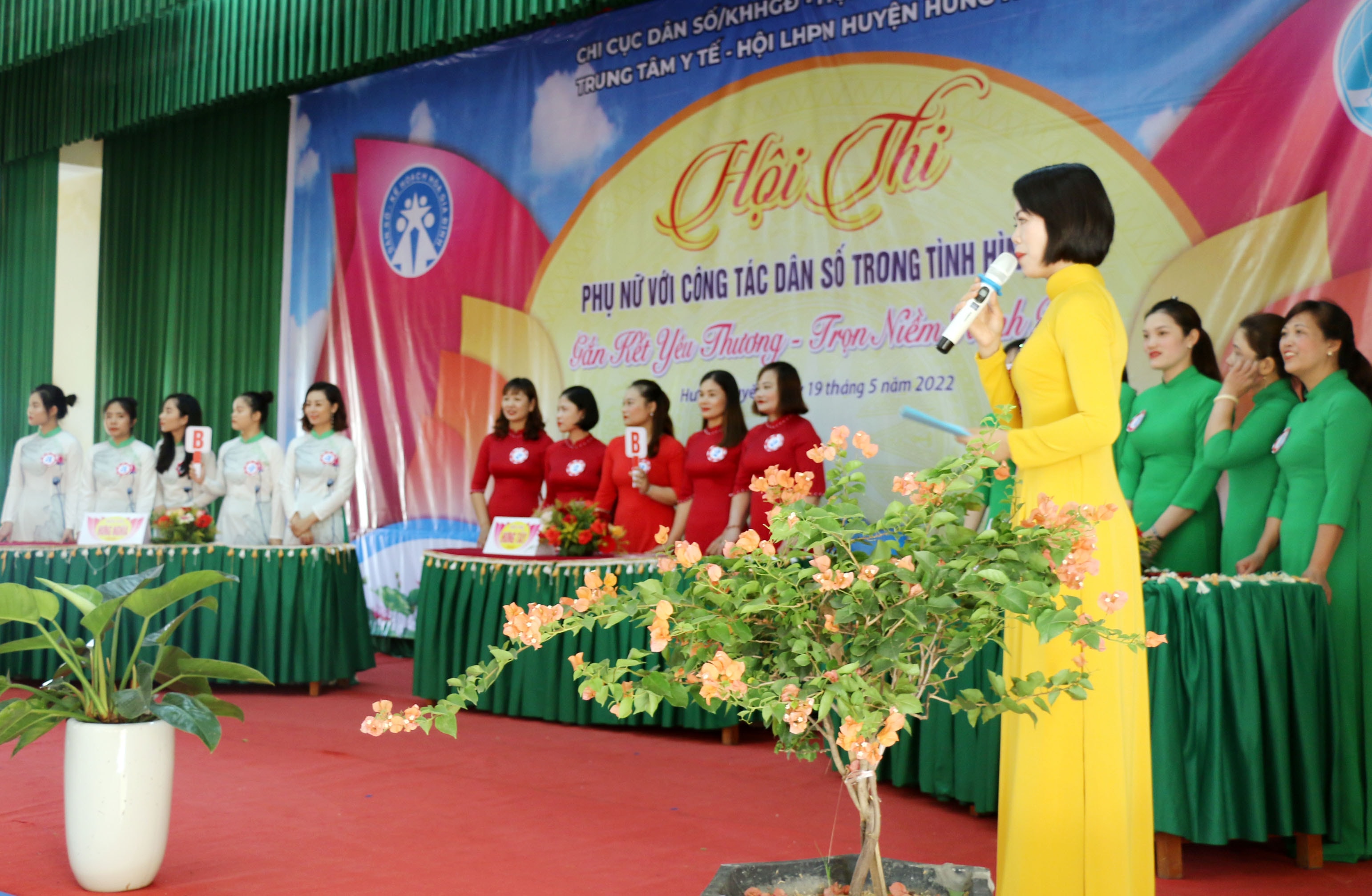 Các thí sinh tham dự phần thi tìm hiểu kiến thức. Ảnh: MH.