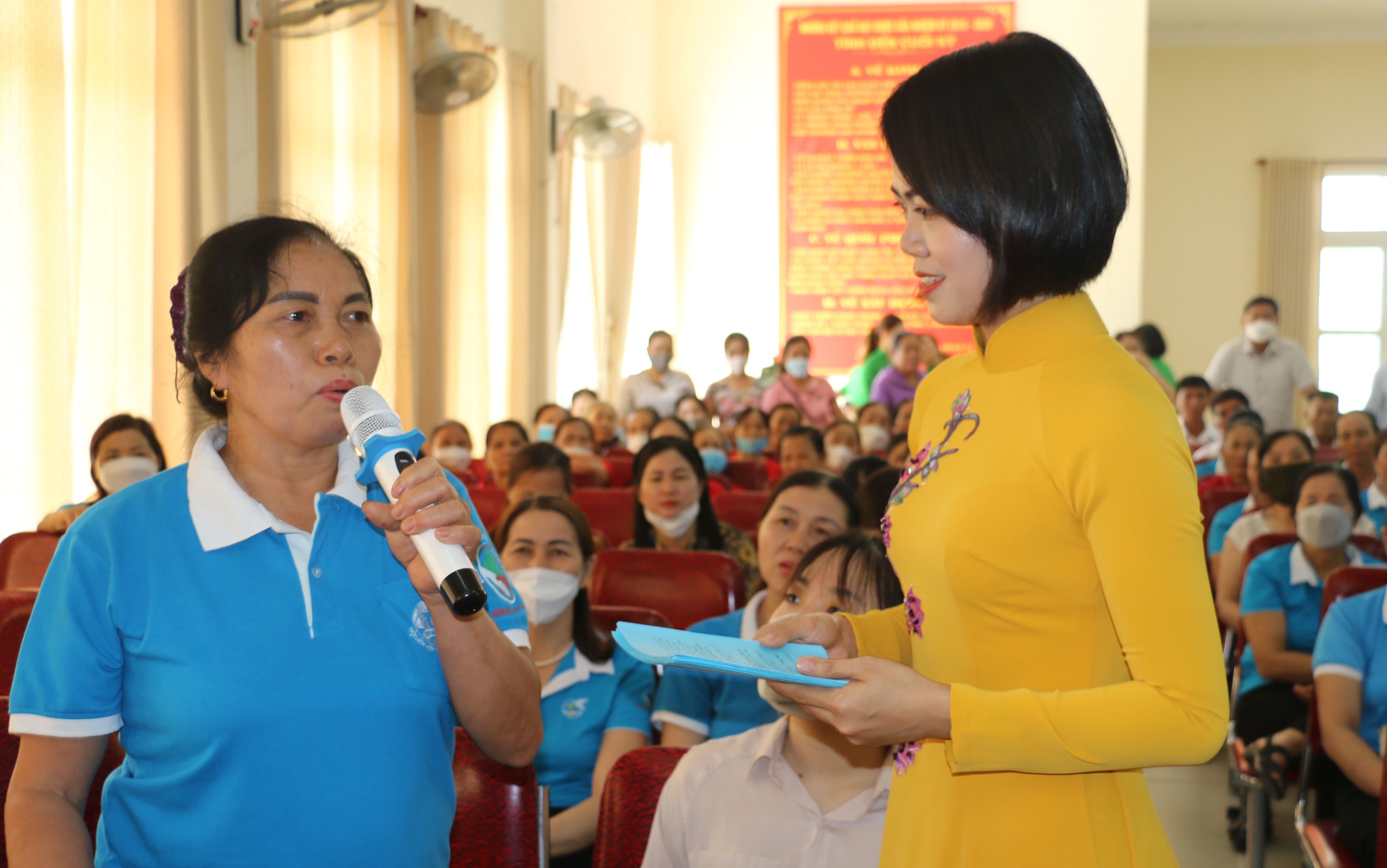 Các khán giả hào hứng tham gia phần trả lời câu hỏi. Ảnh: MH