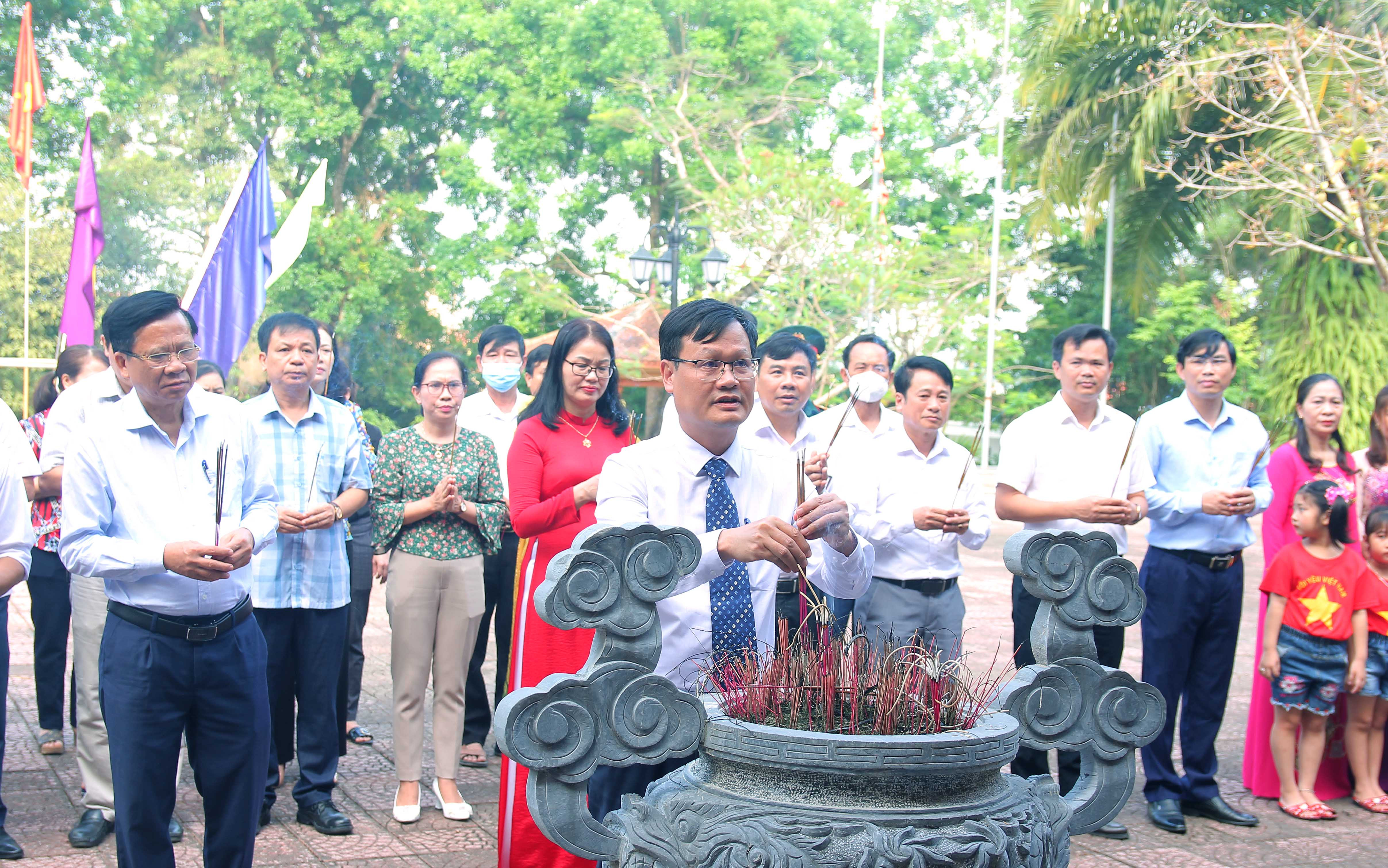 Đoàn đại biểu Huyện ủy, HĐND, UBND, UBMTTQ cùng các ban ngành đoàn thể huyện Yên Thành do đồng chí Nguyễn Quý Linh -  Bí thư huyện ủy – Chủ tịch HĐND huyện làm trưởng đoàn dâng hoa, dâng hương tưởng nhớ Bác Hồ. Ảnh Anh Tuấn