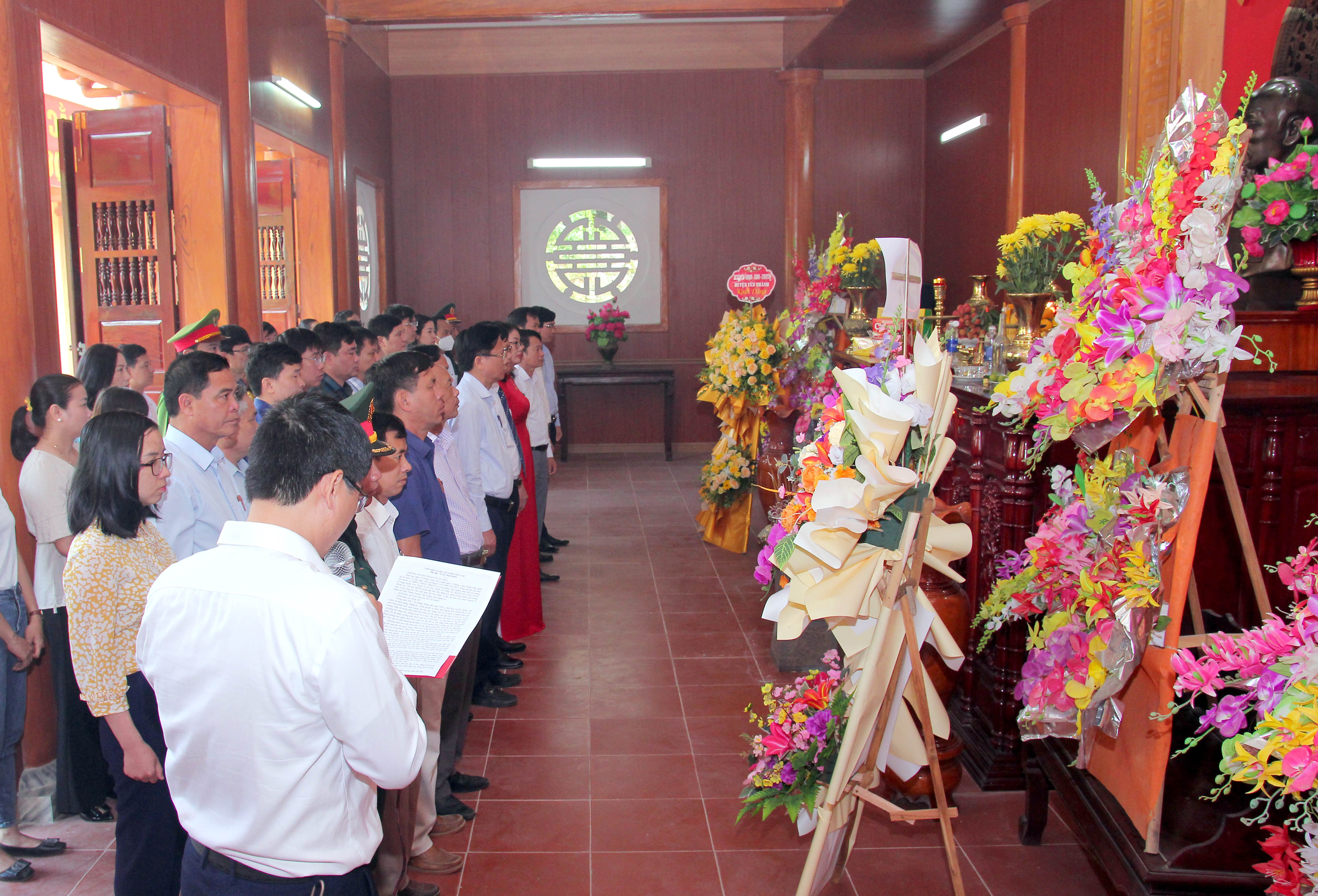 Đoàn đại biểu Huyện ủy, HĐND, UBND, UBMTTQ cùng các ban ngành đoàn thể huyện Yên Thành do đồng chí Nguyễn Quý Linh -  Bí thư huyện ủy – Chủ tịch HĐND huyện làm trưởng đoàn dâng hoa, dâng hương tưởng nhớ Bác Hồ.