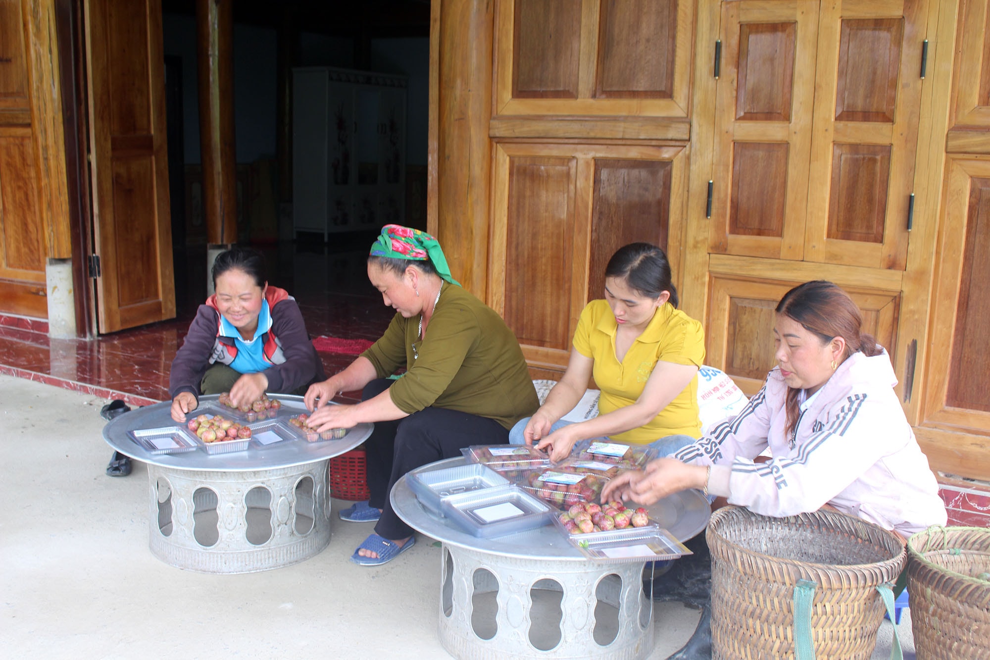 Người dân Mường Lống đóng gói, dán nhãn 