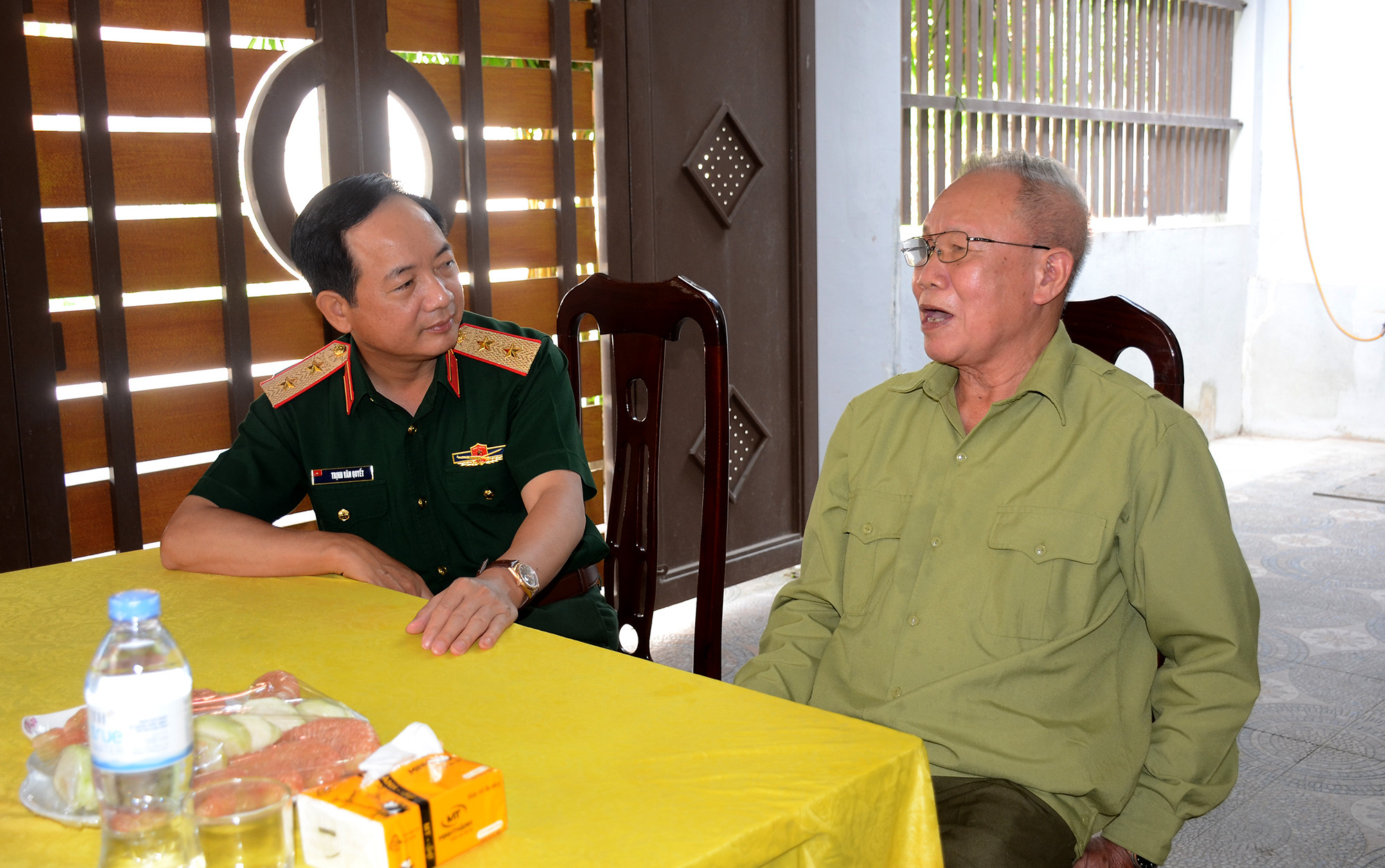 Đồng chí Phó Chủ nhiệm Tổng cục Chính trị Quân đội Nhân dân Việt Nam thăm hỏi sức khỏe thương binh Thái Doãn Năm. Ảnh: Thành Chung