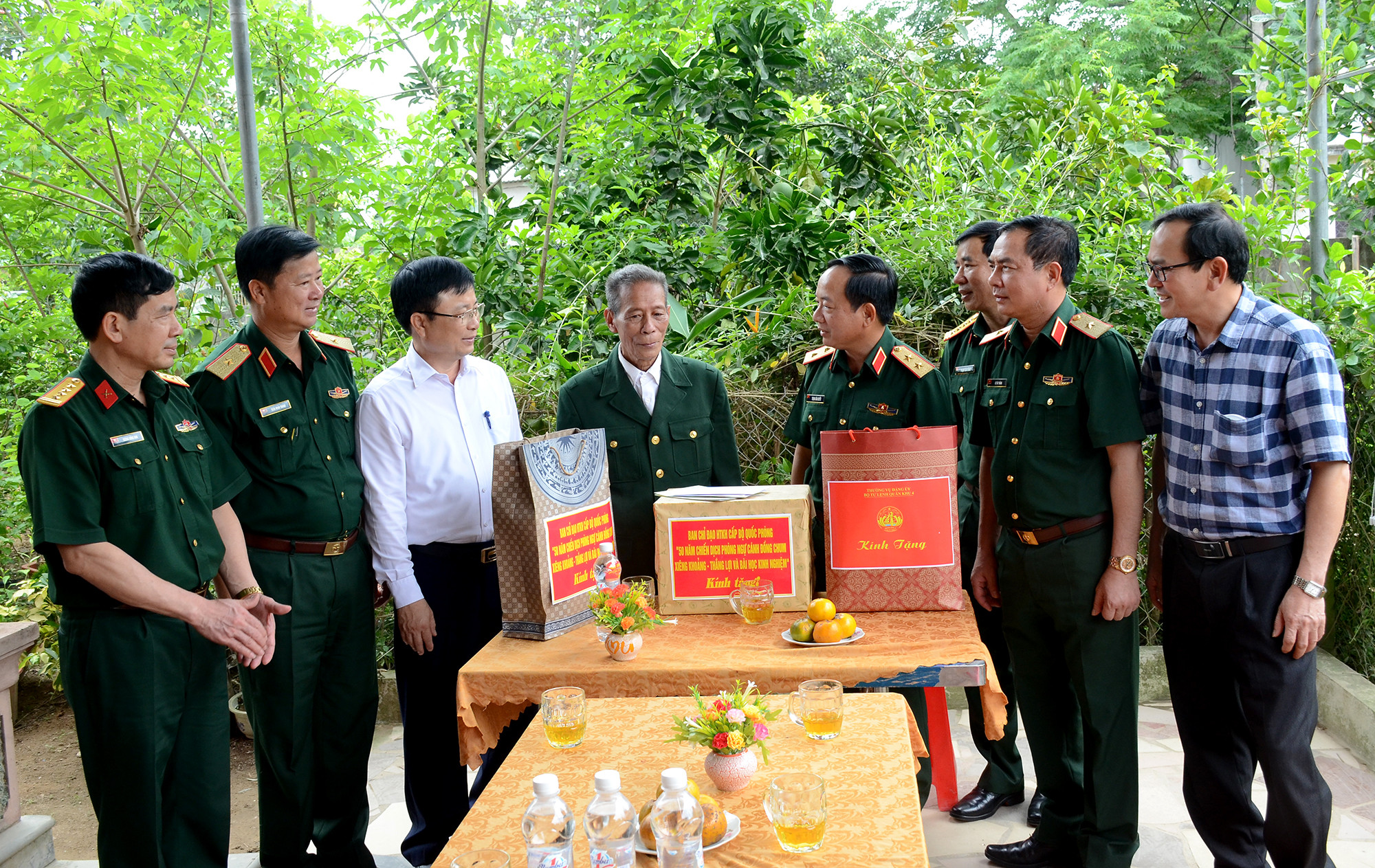 Đoàn đại biểu thăm, tặng quà cho thương binh Nguyễn Đào Mận. Ảnh: Thành Chung