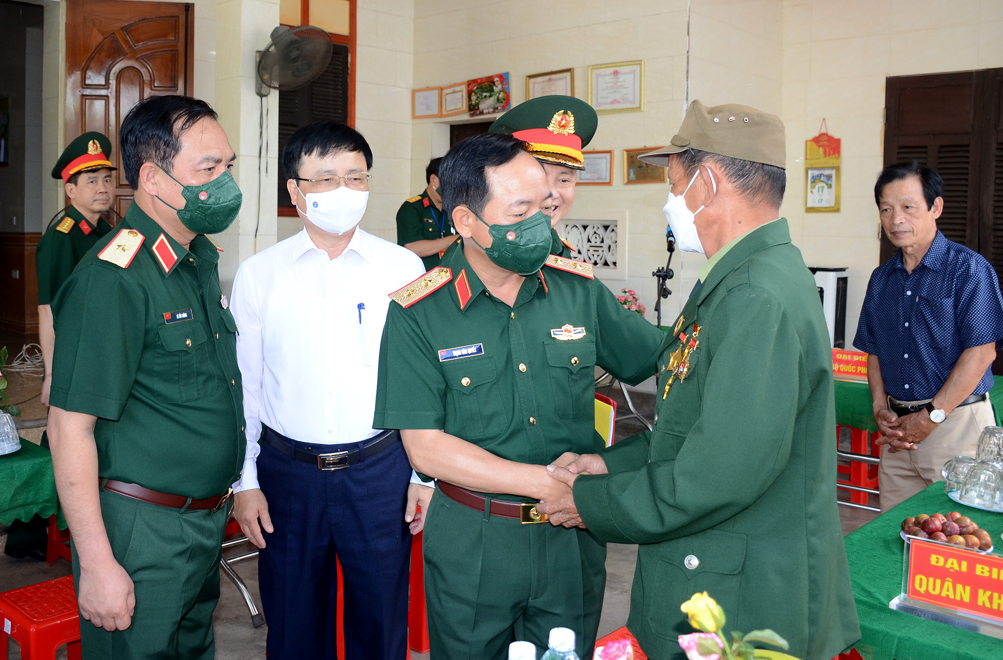Trung tướng Trịnh Văn Quyết thăm hỏi, động viên thương binh Nguyễn Văn Đức. Ảnh: Thành Chung