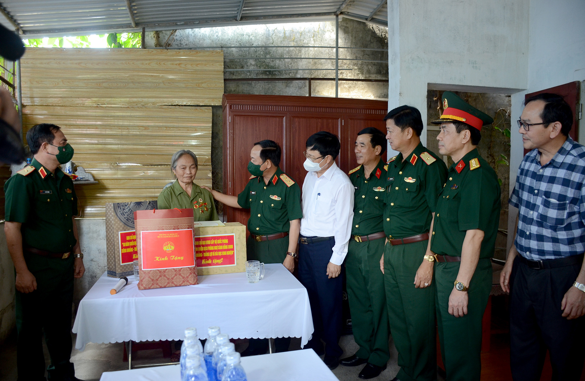 Đoàn đại biểu thăm, tặng quà cho gia đình thương binh Nguyễn Thị Phượng. Ảnh: Thành Chung