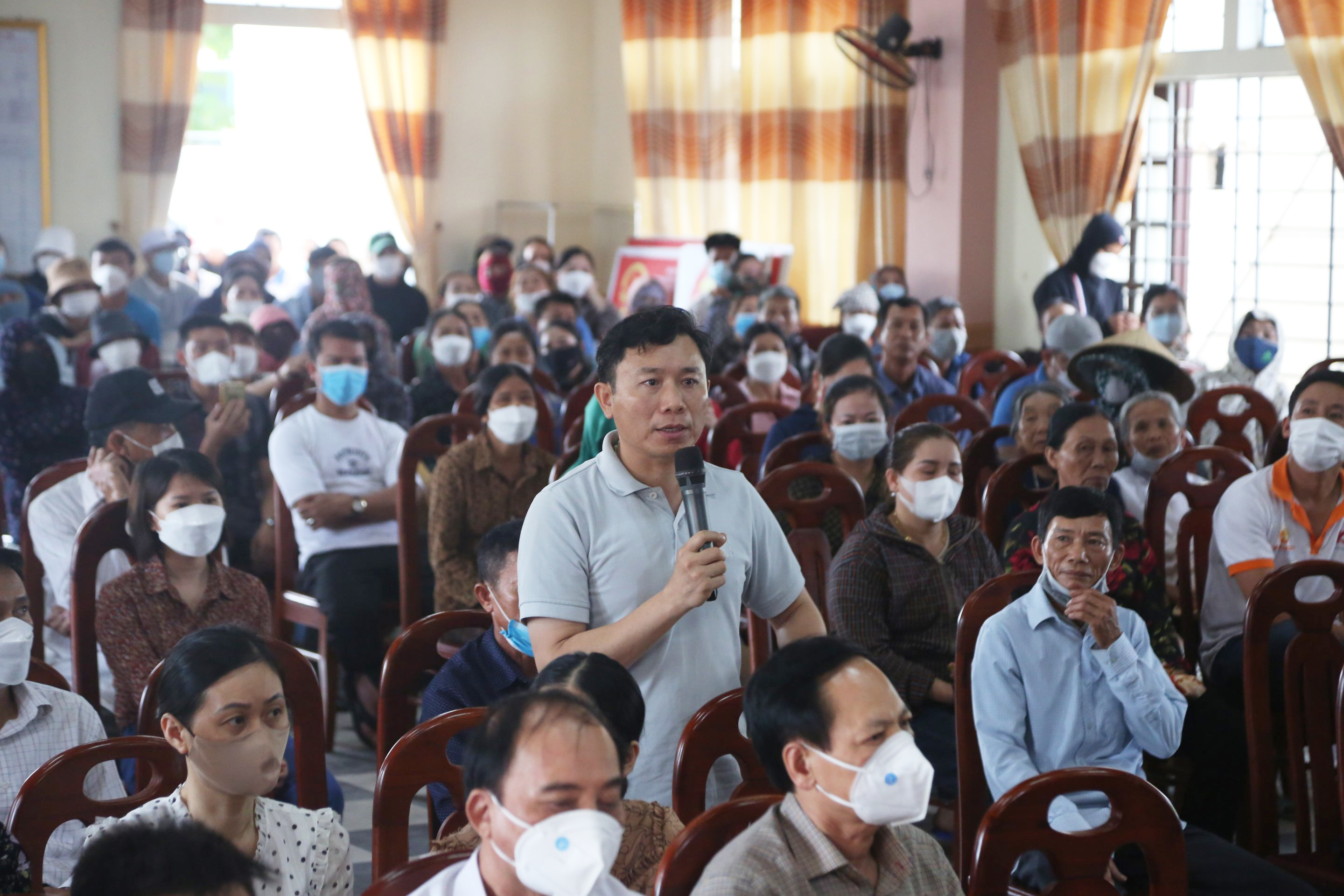 Ông Nguyễn Đình Thục, người dân xóm Bình Thuận phát biểu tại buổi đối thoại. Ảnh: PV