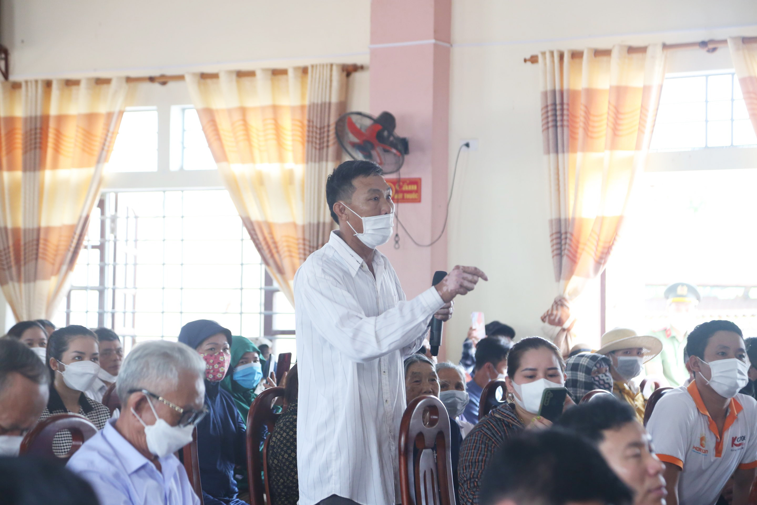 Người dân xóm Bình Thuận phát biểu tại buổi đối thoại. Ảnh: PV