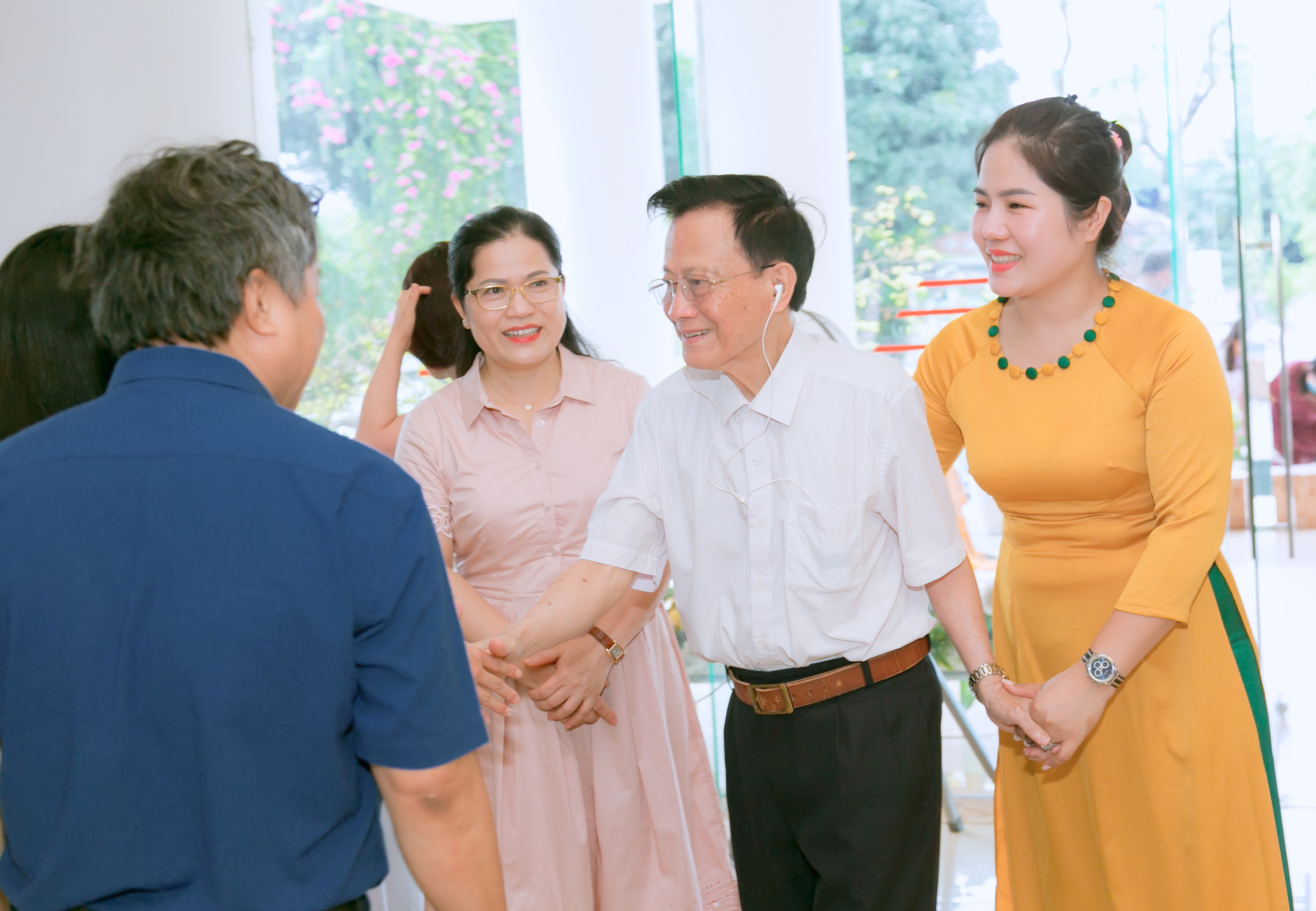Dù đã ra trường nhiều chục năm nhưng những lứa học trò của thầy Lê Thái Phong vẫn thường xuyên thăm hỏi thầy. Ảnh: 