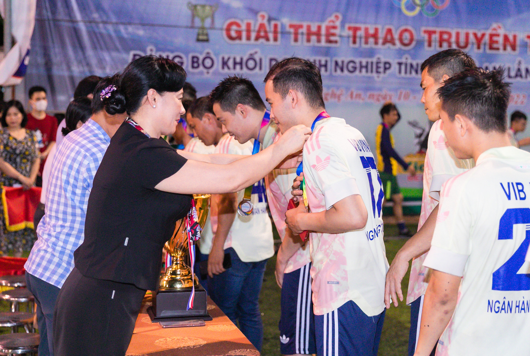 Đồng chí Phan Thị Hoan trao huy chương bạc cho đội bóng VIB. Ảnh: Đức Anh