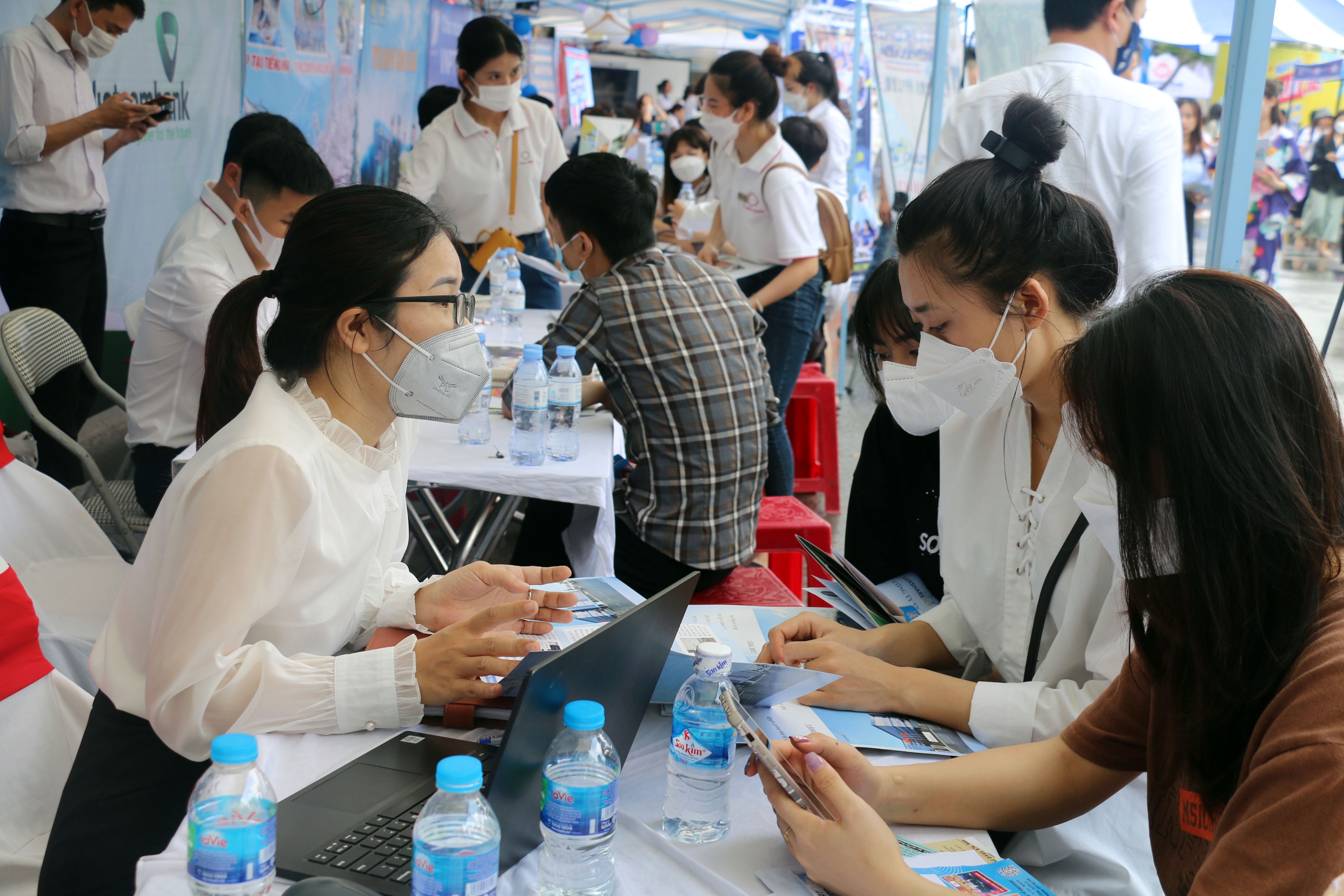 Sinh viên tham gia vòng phỏng vấn của các doanh nghiệp. Ảnh: MH