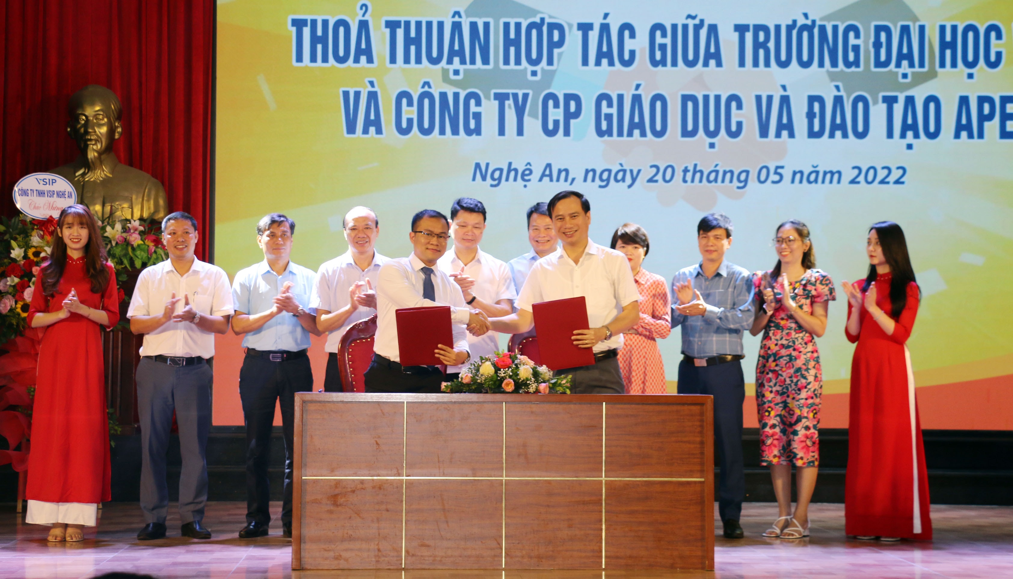 Trường Đại học Vinh ký kết hợp tác với các doanh nghiệp. Ản: MH