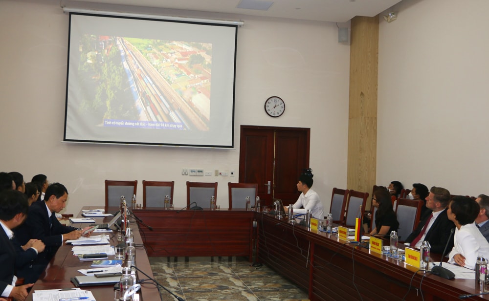 Đoàn công tác AHK Đức nghe video clip  giới thiệu tiềm năng cơ hội đầu tư vào Nghệ An. Ảnh: Nguyễn Hải