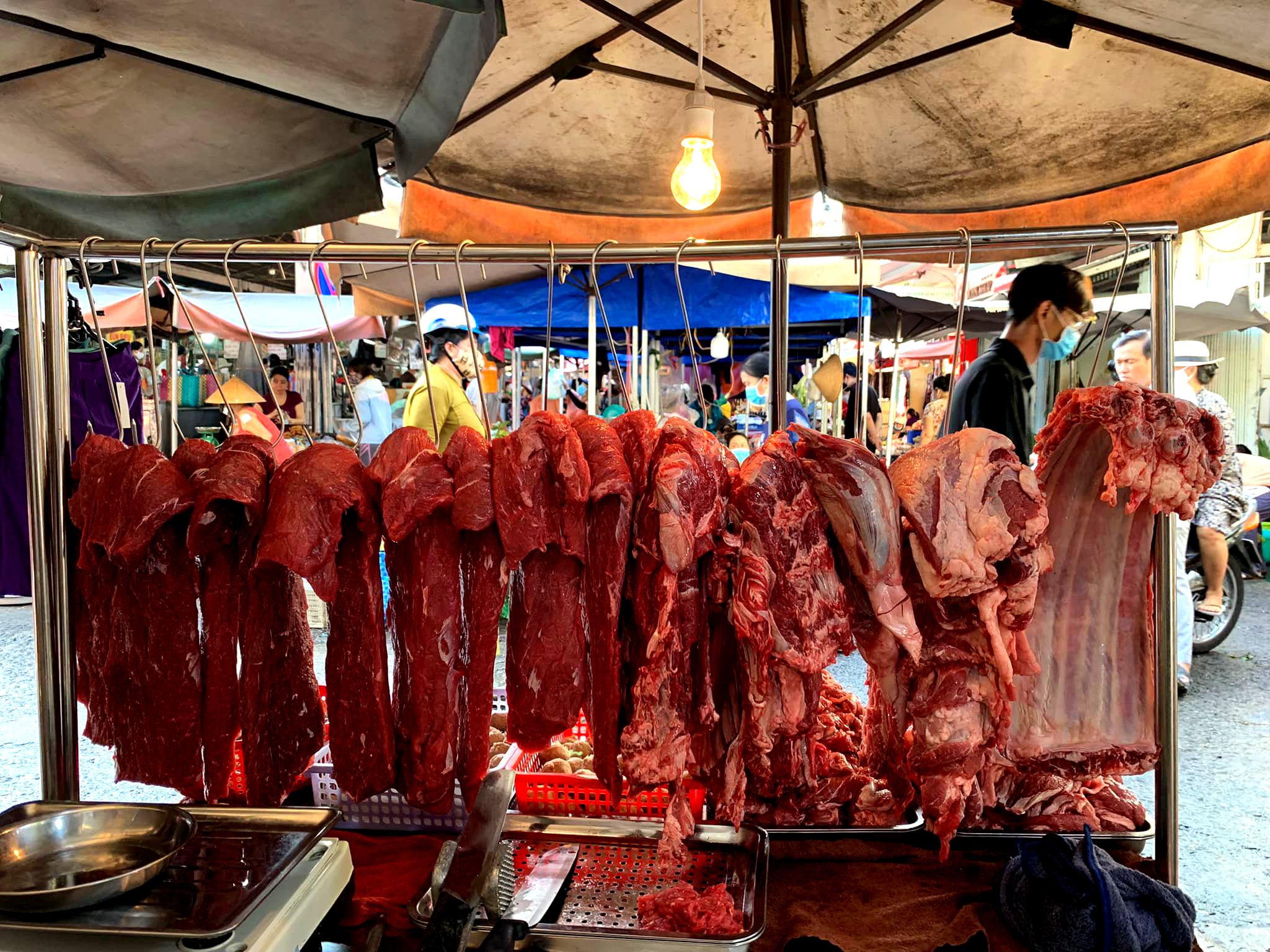 Giá thịt bò, bê tại các chợ dân sinh không giảm, vẫn giữ nguyên như khi giá trâu, bò hơi ở 