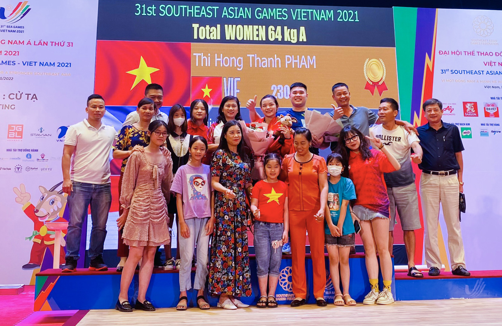 Phạm Thị Hồng Thanh nhận được sự cổ vũ nhiệt tình từ lãnh đạo Sở Văn hóa và Thể thao Nghệ An, người thân và đông đảo khán giả nhà. Ảnh: NVCC