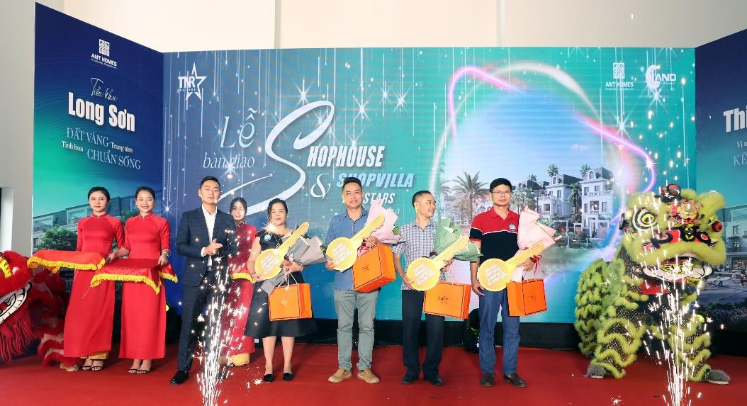 Những khách hàng đầu tiên nhận bàn giao shophouse và shopvilla tại tiểu khu Thiên Long và tiểu khu Long Sơn. Ảnh: PV